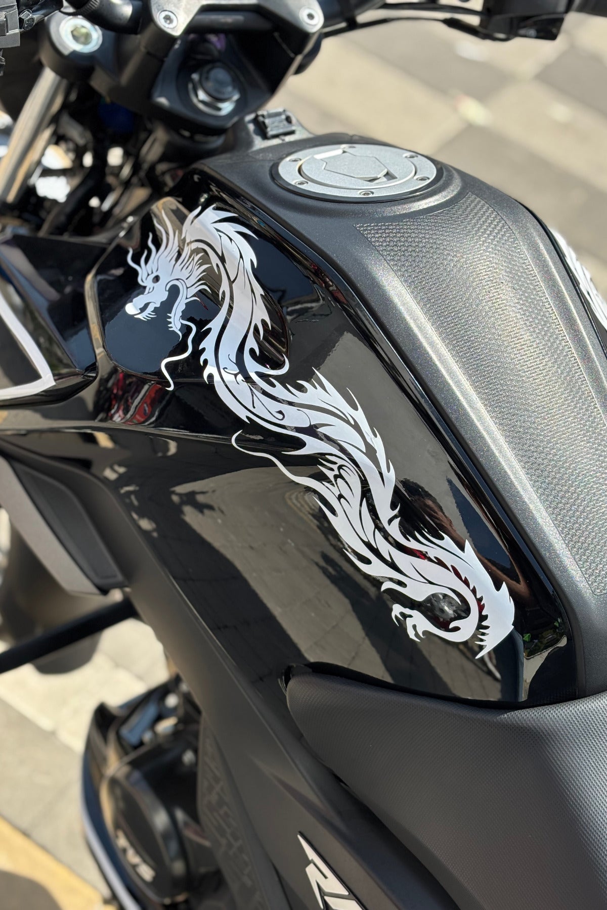 Motorsiklet ve Motor için Beyaz Renk Universal Tüm Motorlara Uyumlu Ejder Sticker Seti (2'li)(40cm)