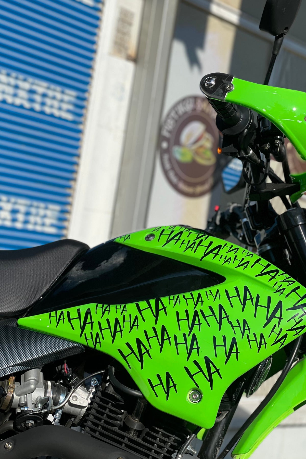 Motor-Araba-Kask için Dekoratif Parlak Siyah Hahaha Sticker Etiket 15X30CM (32 Adet Ha Yazısı)
