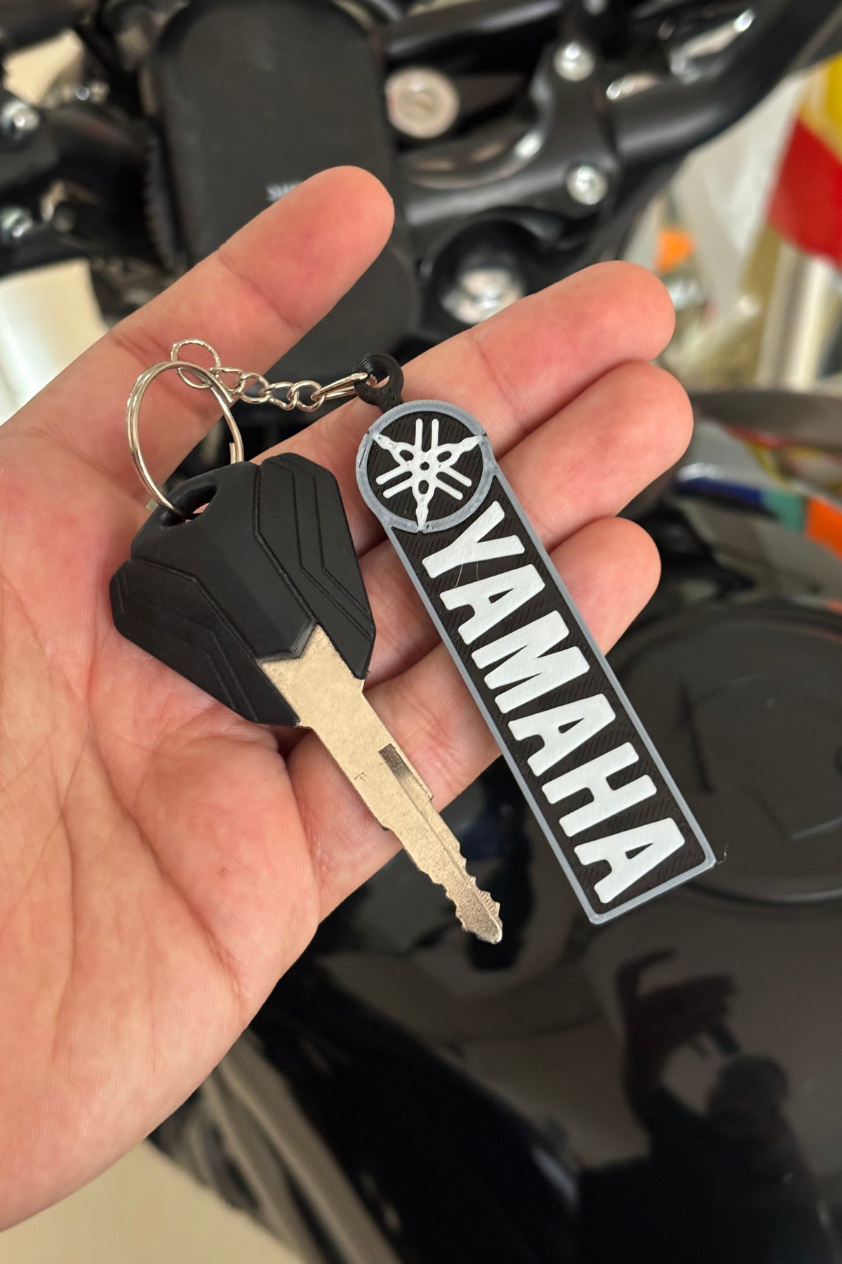 Yamaha Motor Grubu için Siyah-Beyaz Anahtarlık (1 Adet)