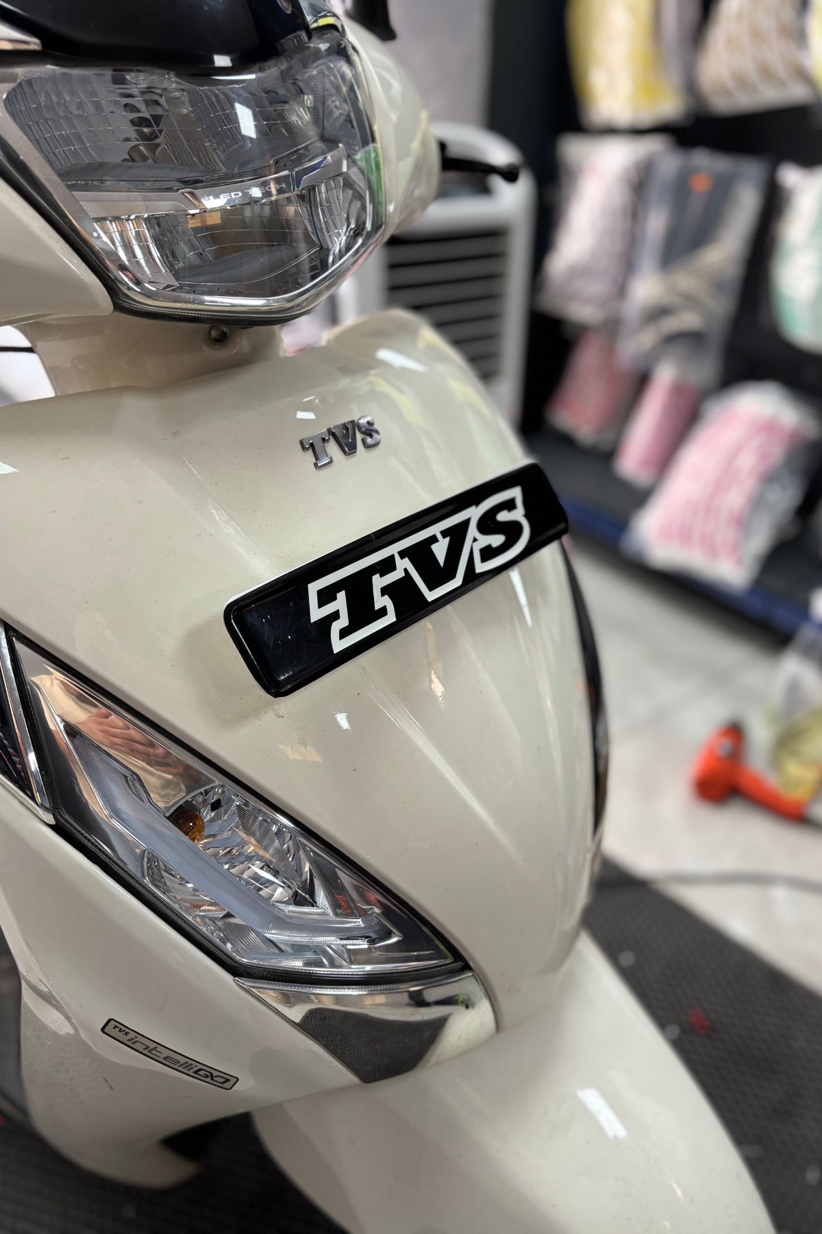 TVS Jupiter Ön Plakalık için Siyah Kaplamalı TVS Yazı Sticker Etiket (1 Adet)