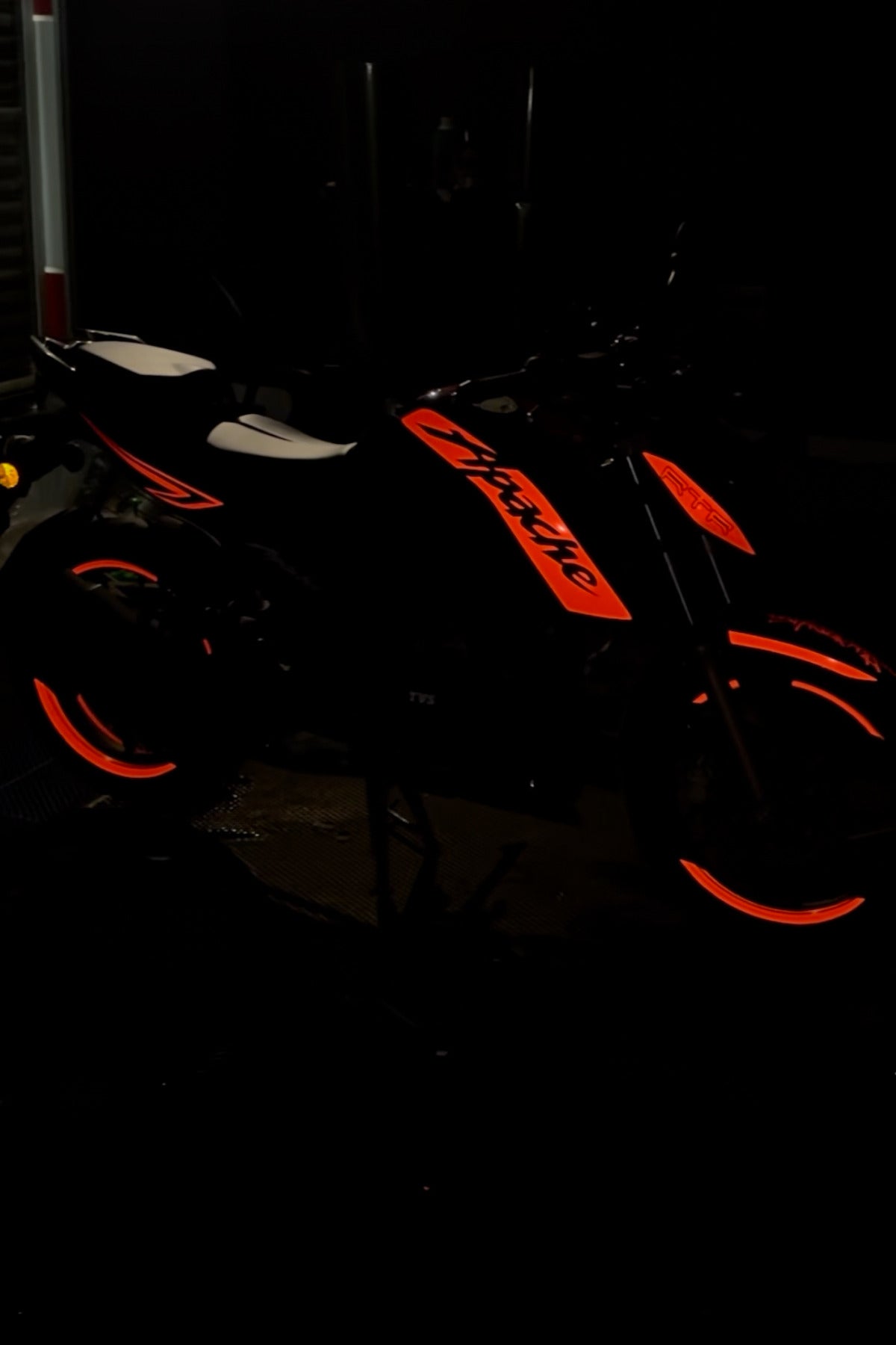 TVS Apache RTR için Reflektörlü Kırmızı Renk Komple Sticker Seti