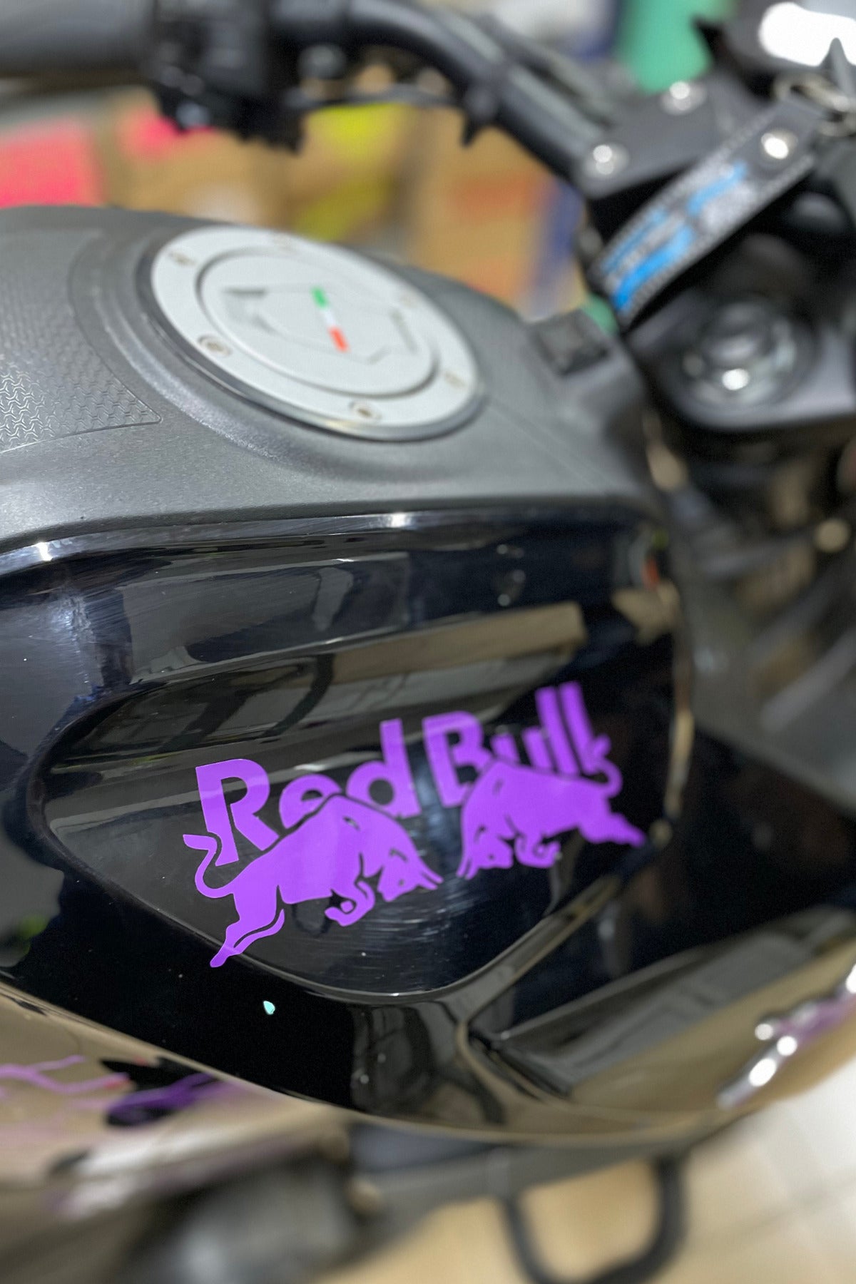 Motor-Araba-Kask için Oracal Mor Renk Boğa Enerji Sticker Etiket (15CMx6CM) (1 Adet)