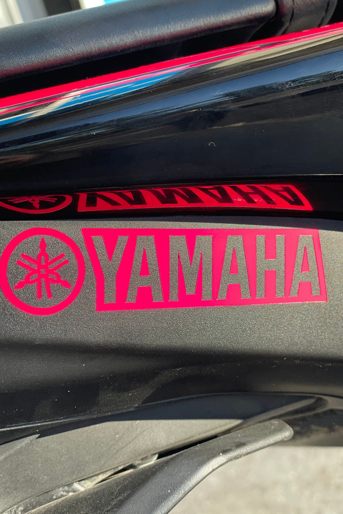 Motor-Kask için Neon Pembe Yamaha Sticker Etiket 8CM (1 Adet)