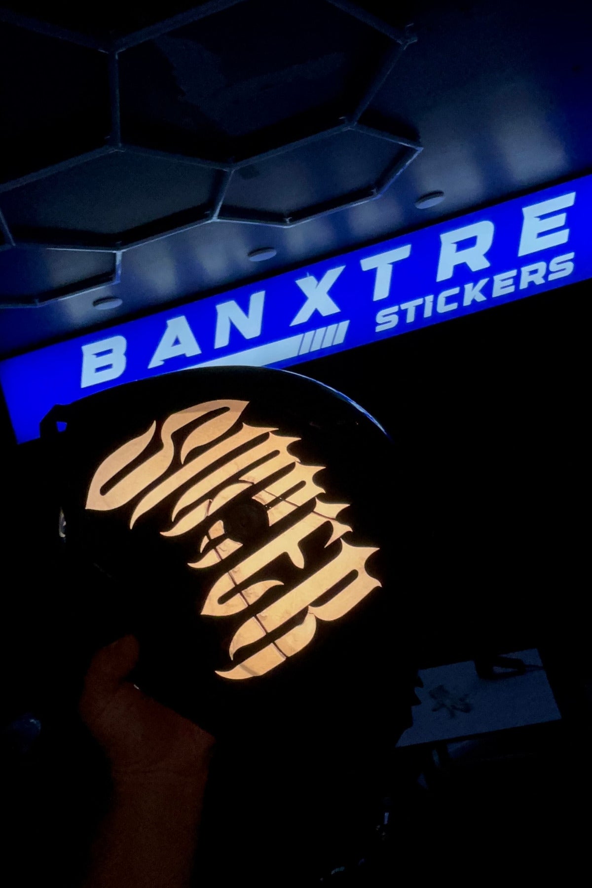 Kask için Gotik Yazı Tipiyle Reflektörlü Sinner Kask Sticker Etiket (Gece Flaş ile Parlar)