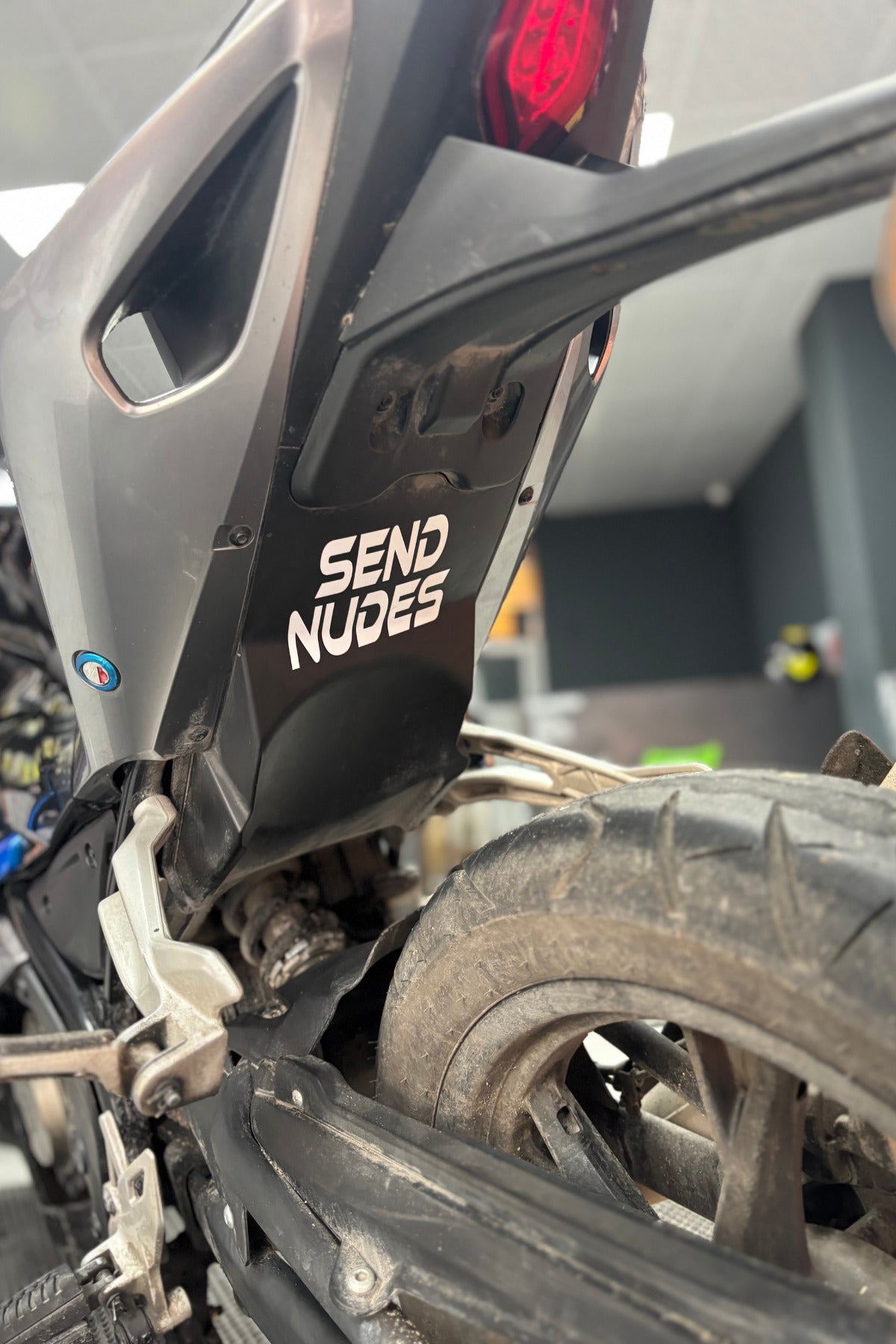 Motosiklet Sele altı ve Depo için Beyaz Renk Büyük Send Nudes Sticker