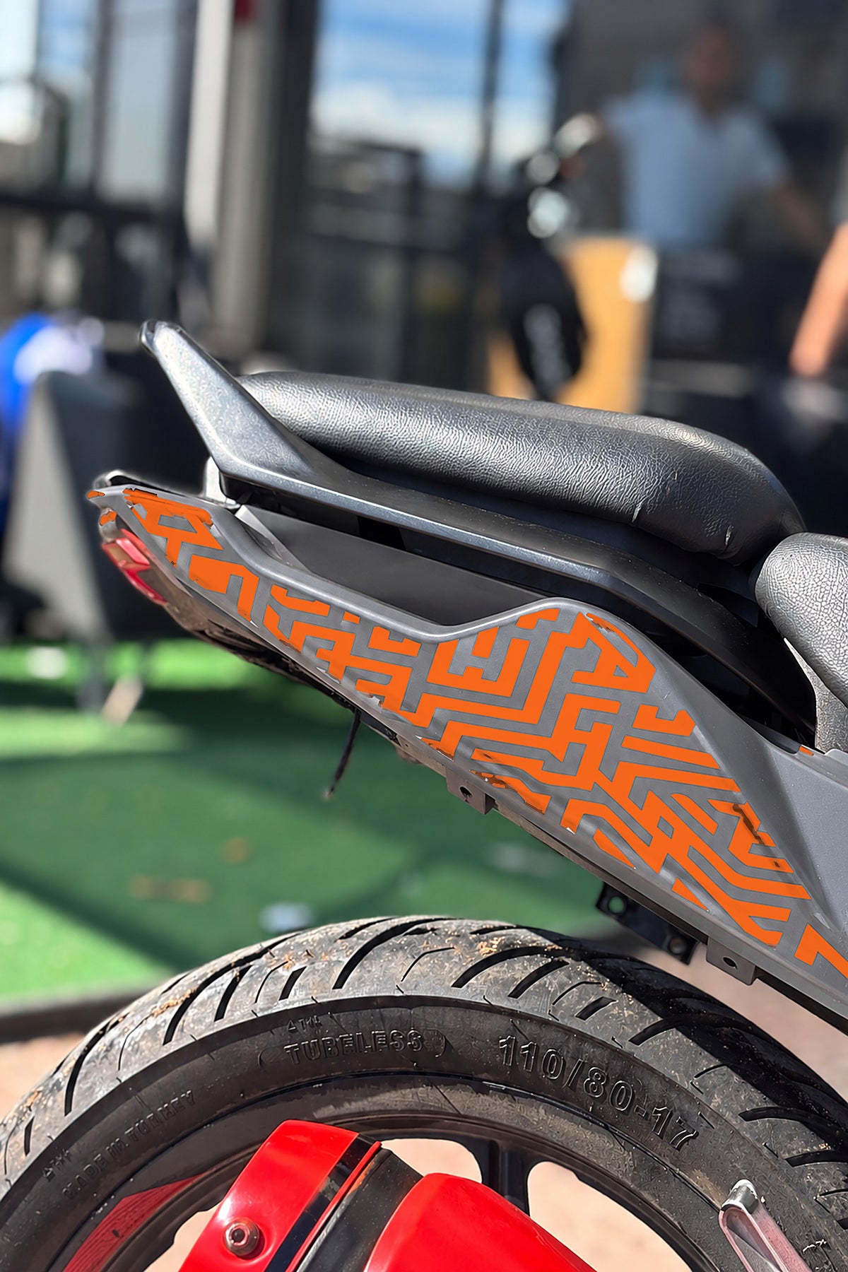 TVS Raider 125 için Labirent Desenli Sele Altı Kaplama Sticker Etiket (Sağ ve Sol )