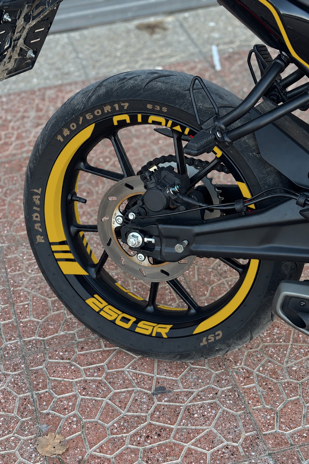 CFMOTO 250 SR için Yazılı Kalın Kesikli Jant Şeridi Sticker Seti (16 Parça) (1 Set 1 Motora Yeterlidir)