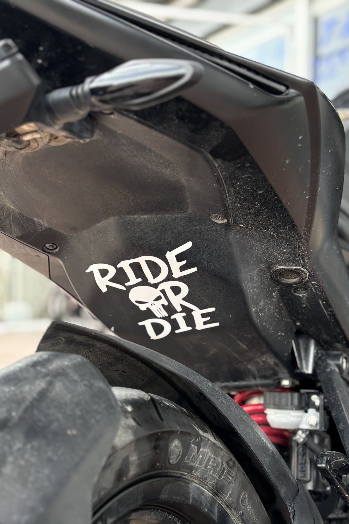 Motosiklet Sele altı ve Depo için Kurukafalı Ride Or Die Sticker Etiket (13CMx13CM)