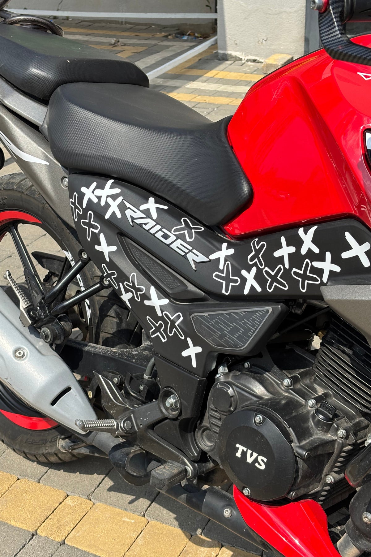 Motor ve Kask için Beyaz Renk XXX Sticker Seti (24 Adet)