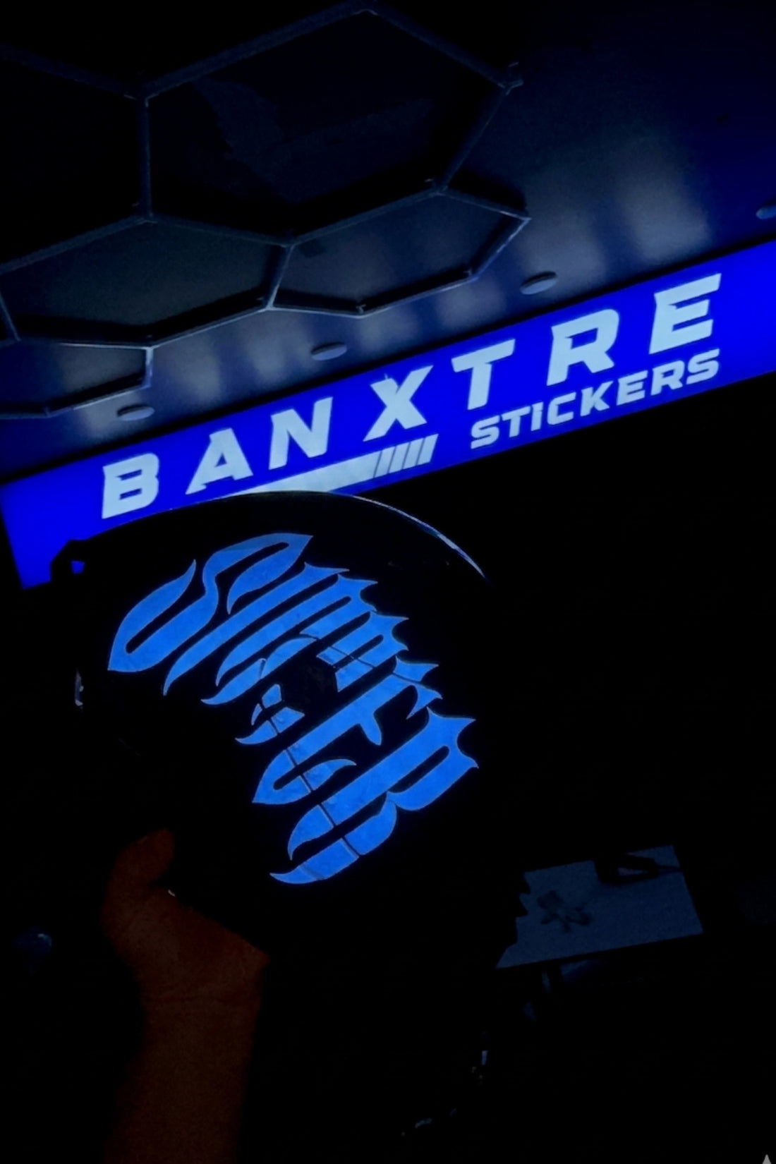 Kask için Gotik Yazı Tipiyle Reflektörlü Sinner Kask Sticker Etiket (Gece Flaş ile Parlar)