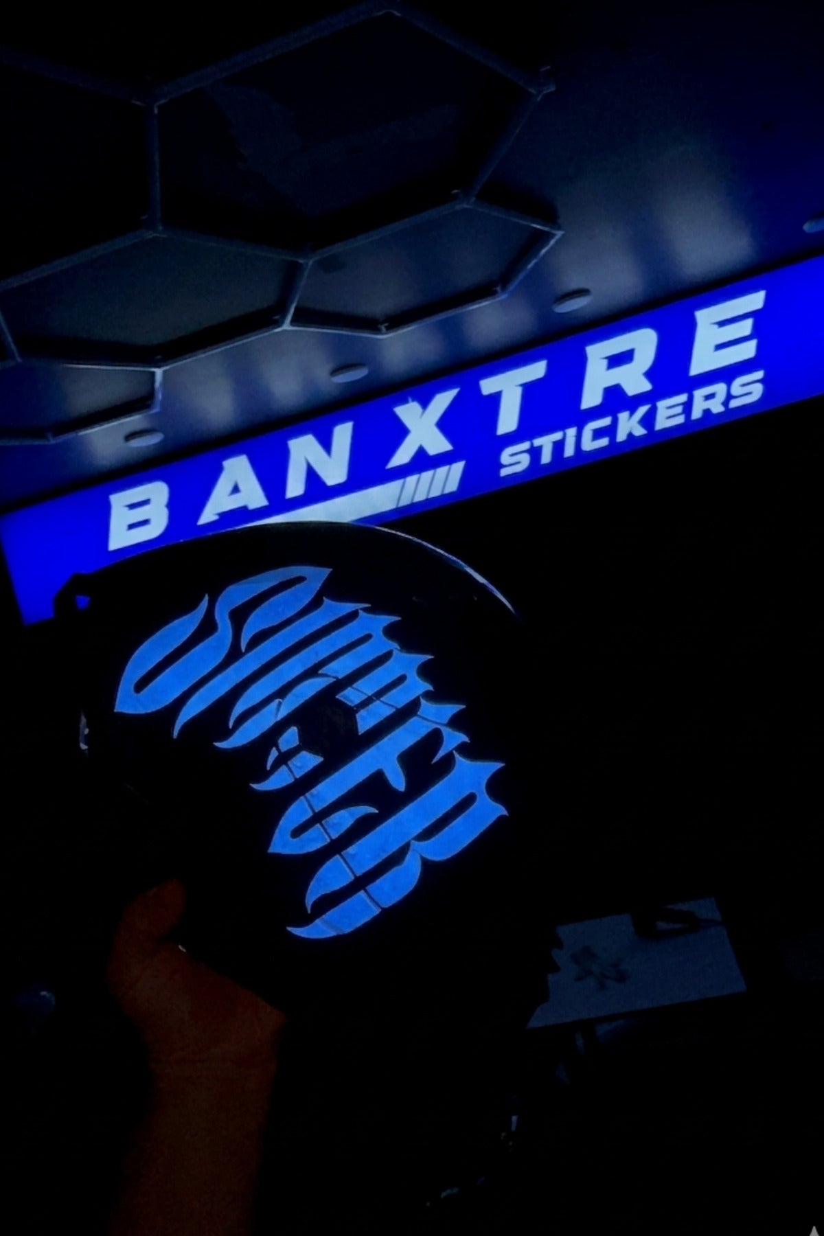 Kask için Gotik Yazı Tipiyle Reflektörlü Sinner Kask Sticker Etiket (Gece Flaş ile Parlar)