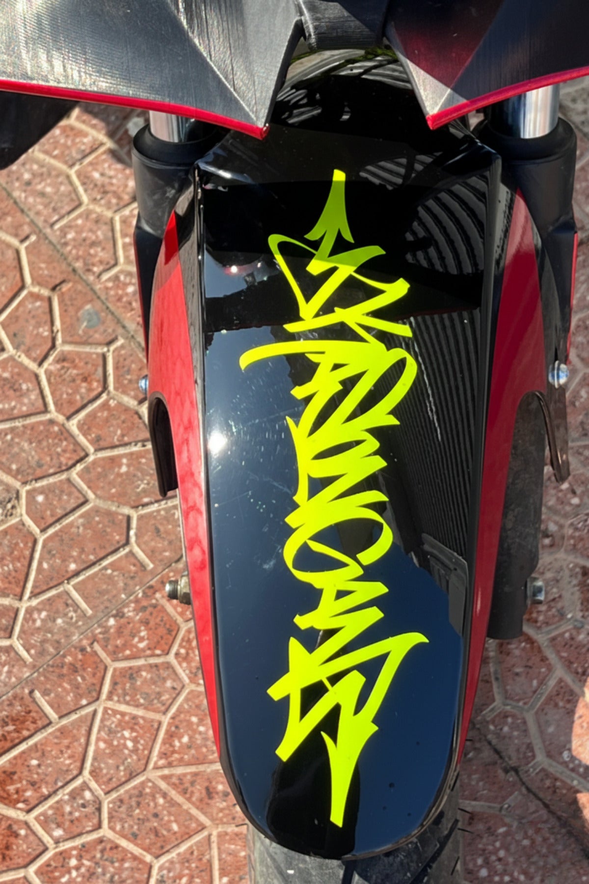 Motosiklet Çamurluk ve Grenajlara Uyumlu Grafiti Sticker Etiket (30CM)
