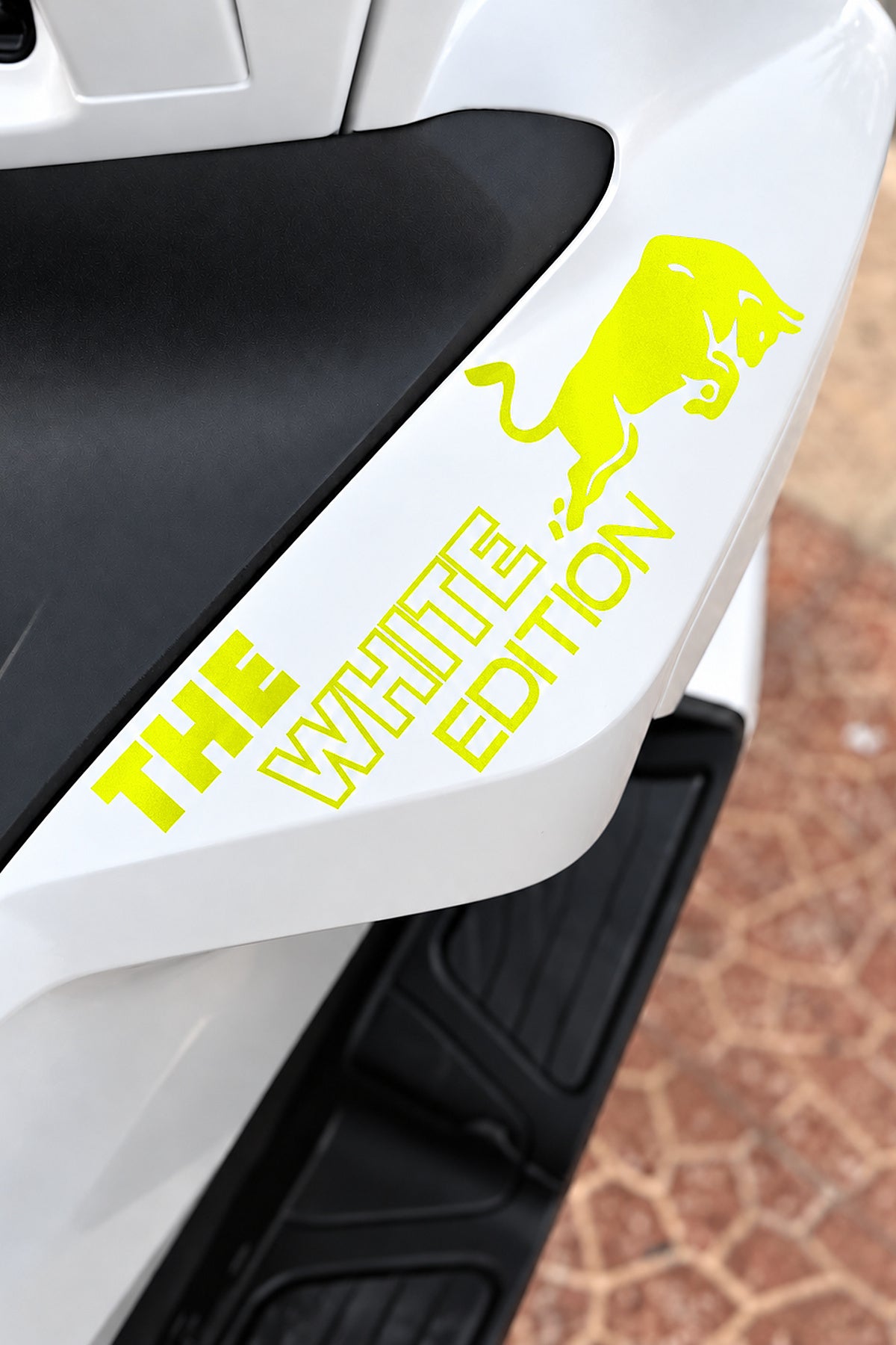 Honda PCX için The White Edition Boğa Enerji Sticker Etiket (1 Adet)