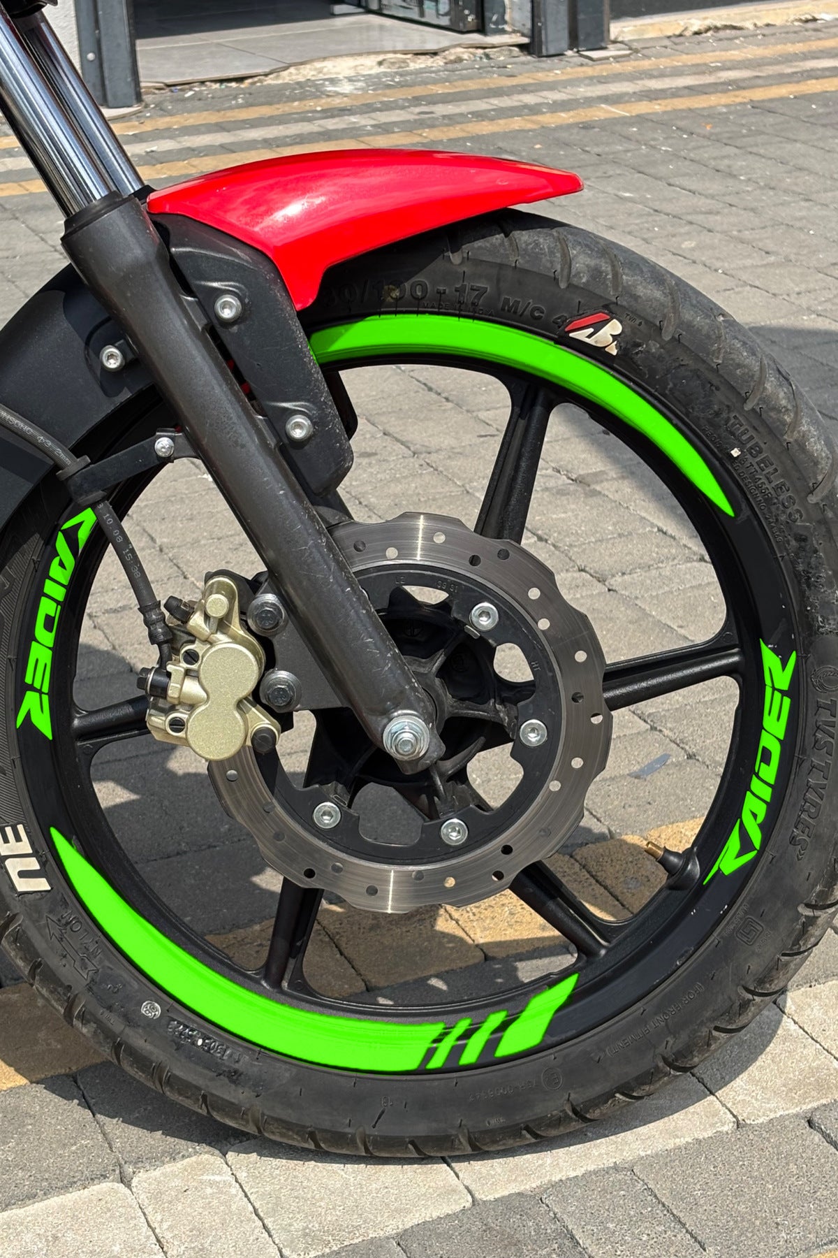 TVS Raider 125 için Kalın Kesikli + Raider Yazılı Jant Şeridi (Ön-Arka-Sağ-Sol)