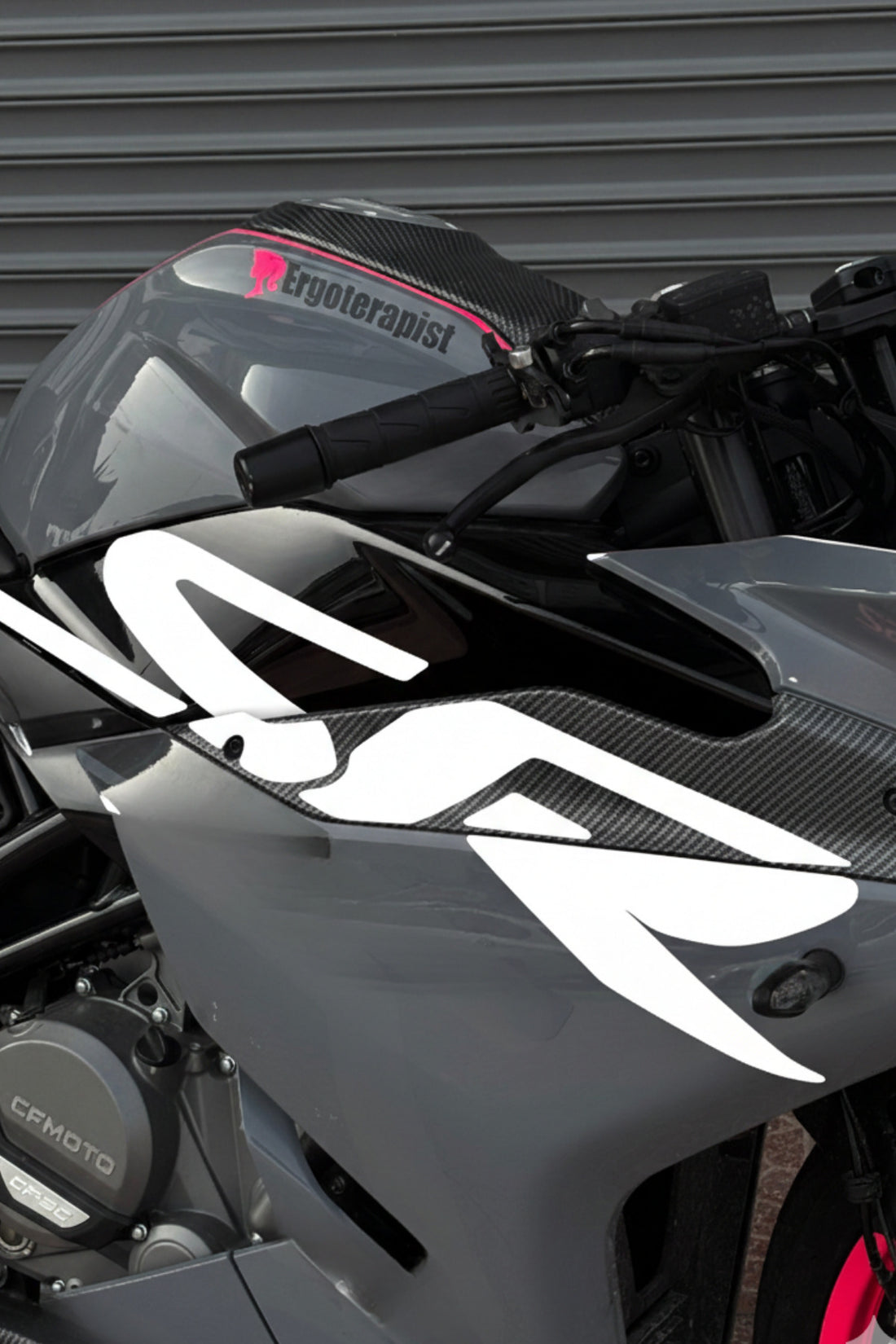 CFMOTO 250SR için Renkli Orijinal Sticker (SR Yazıları Sağ ve Sol )(Orijinal Üzerine Tam Kapatır)