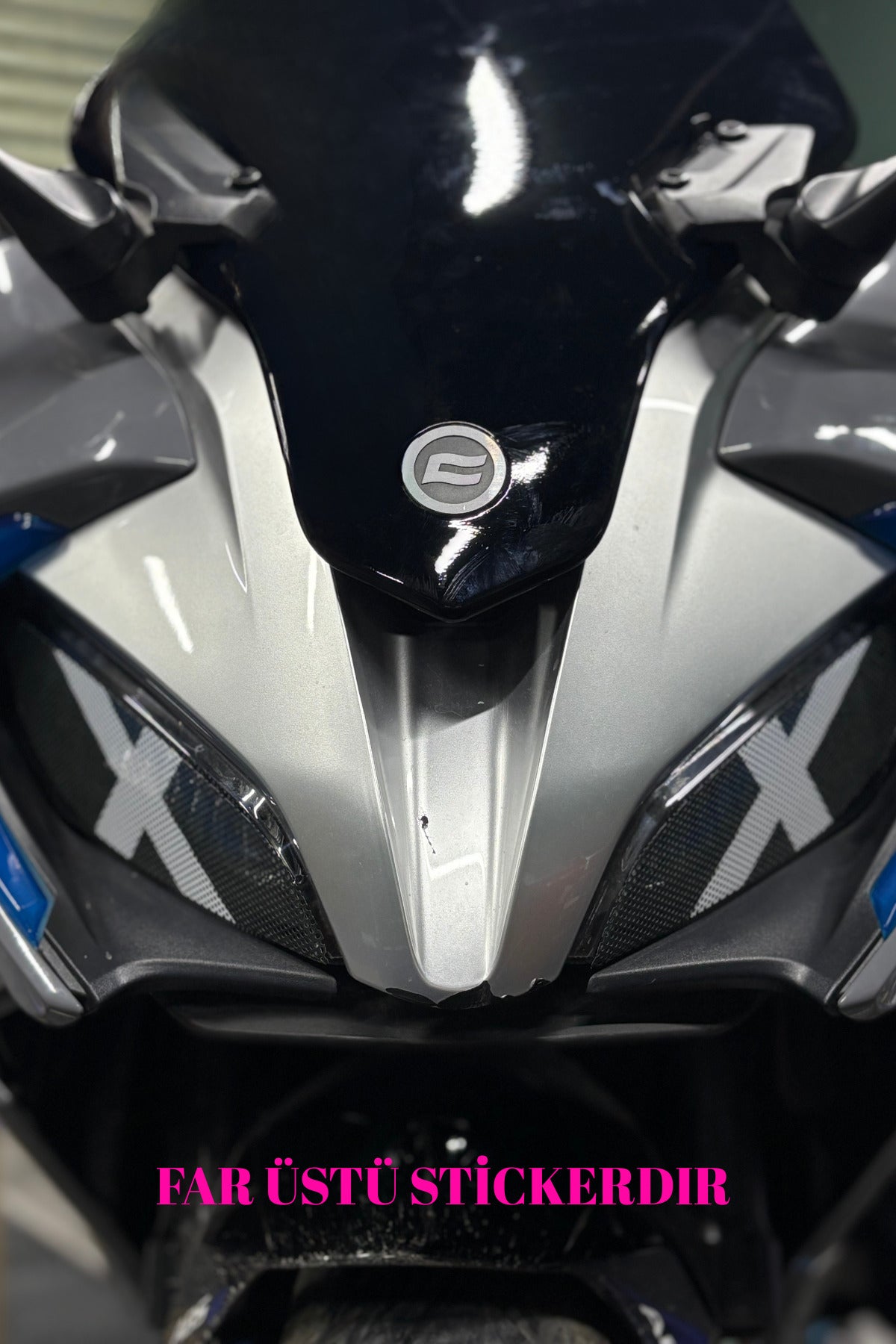CFMOTO SR250 için Delikli Far Üstü Sticker Seti Aydınlatma Engellemez(Sağ ve Sol)