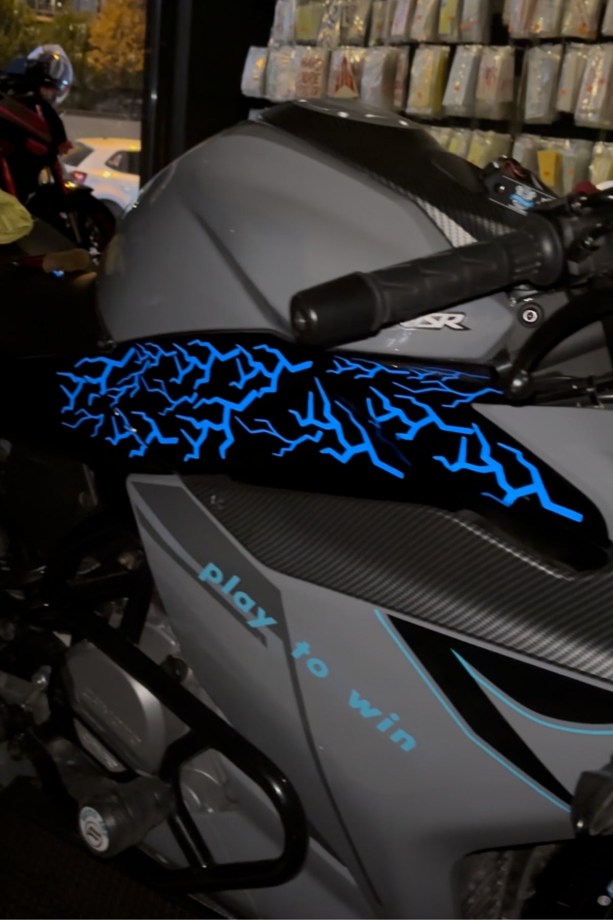 Motor-Kask ve Araba için Işıkta Parlayan Reflektörlü Mavi Parçalı Şimşek Sticker Etiket (16 Parça)