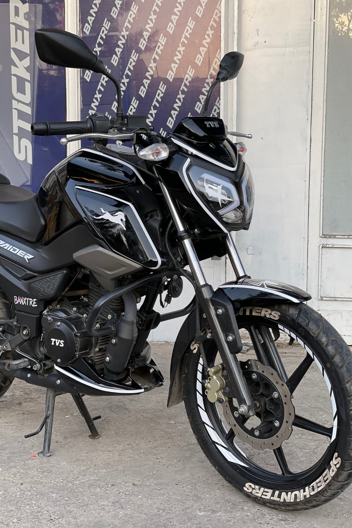 TVS Raider 125 için Parlak Beyaz 17 Parça Sticker Etiket Seti
