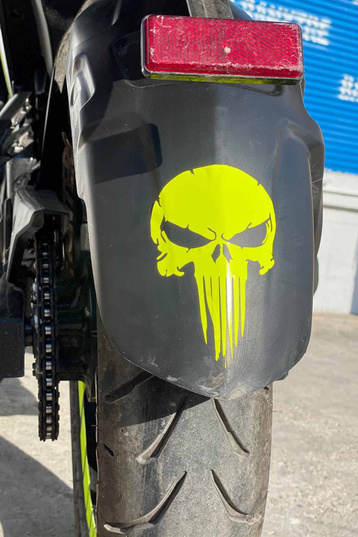 Araba-Kask-Motor için Neon Sarı Punısher Kuru Kafa Sticker Etiket 14CMx9CM (1 Adet)