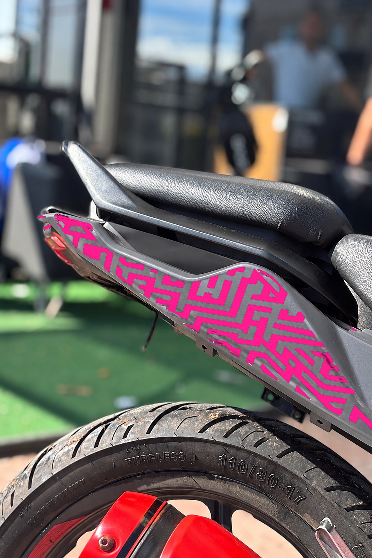 TVS Raider 125 için Labirent Desenli Sele Altı Kaplama Sticker Etiket (Sağ ve Sol )