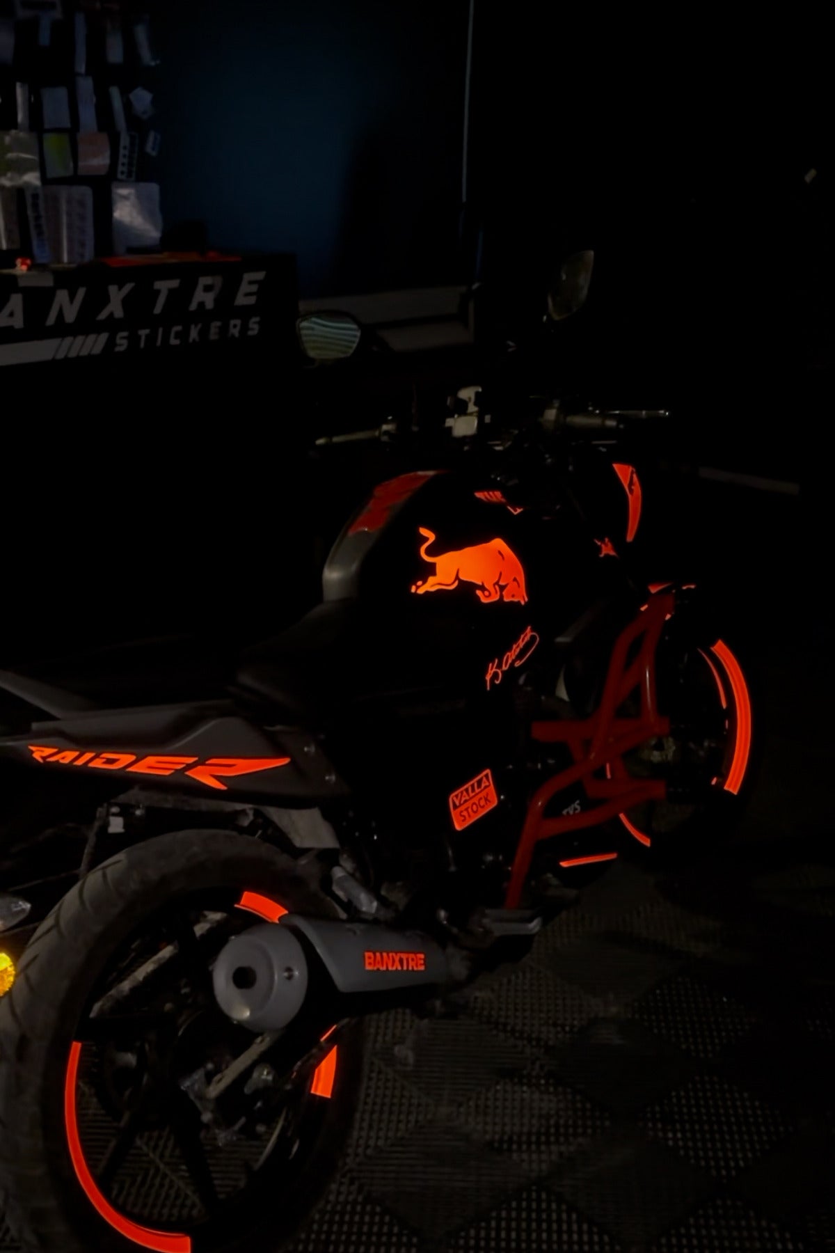 TVS Raider için Komple Reflektörlü Kırmızı Sticker Seti Boğa Enerji Desenli