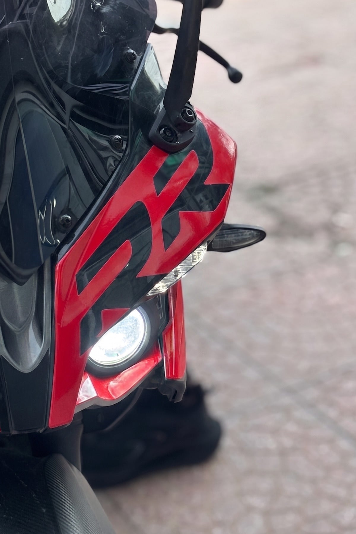 Bajaj Pulsar RS200 için Kafa Grenajı İçin RR Yazılı Sticker