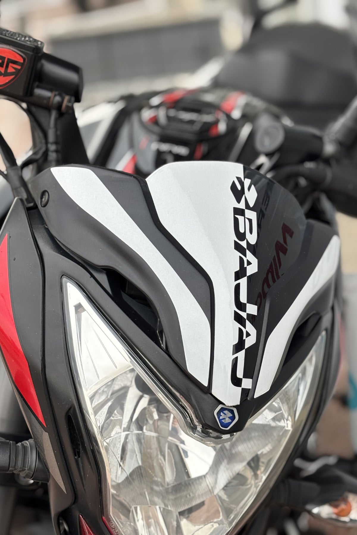 Bajaj NS200/125 için Bajaj Yazılı Kafa Detay Sticker Seti ( 3 Parça)