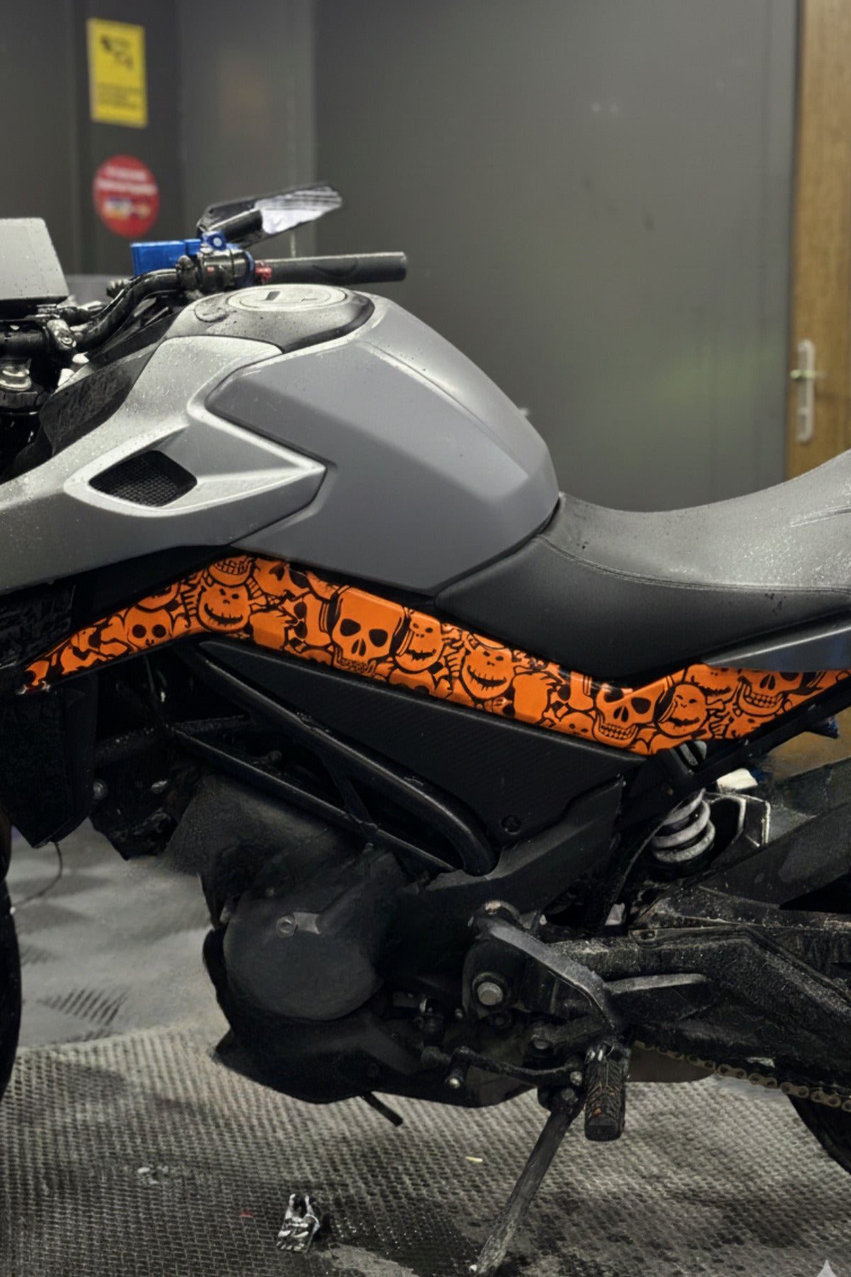 CFMOTO NK250 için Yan Grenaj Kurukafa Desenli Sticker