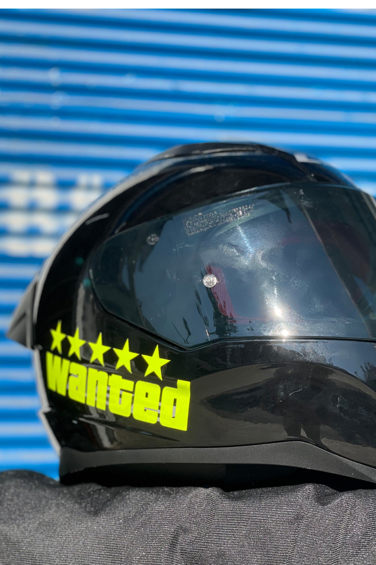 Motor-Araba-Kask için Dekoratif Neon Sarı Wanted Sticker Etiket 14CMx5CM