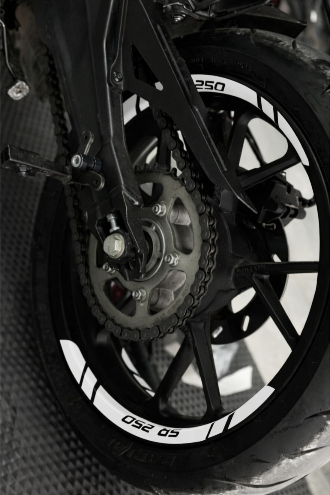 CFMOTO 250SR için Beyaz Jant Şeridi Sticker Etiket (8 Parça)