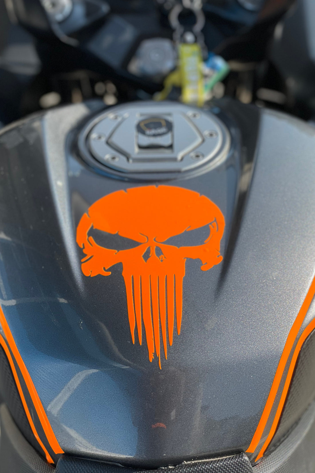 Motor-Araba-Kask için Orafol Neon Turuncu Punısher Sticker Etiket 15CMx10CM