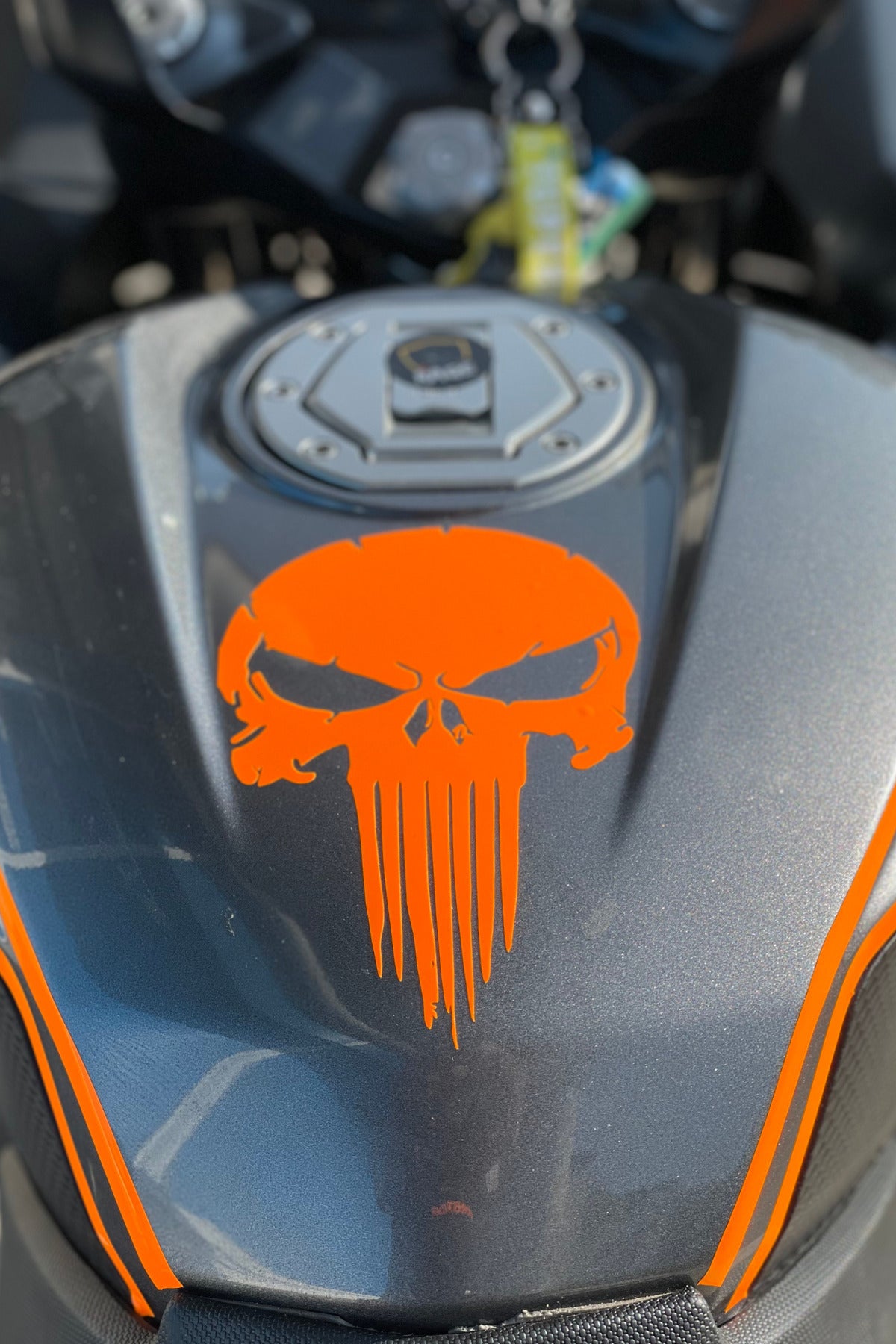 Motor-Araba-Kask için Orafol Neon Turuncu Punısher Sticker Etiket 15CMx10CM