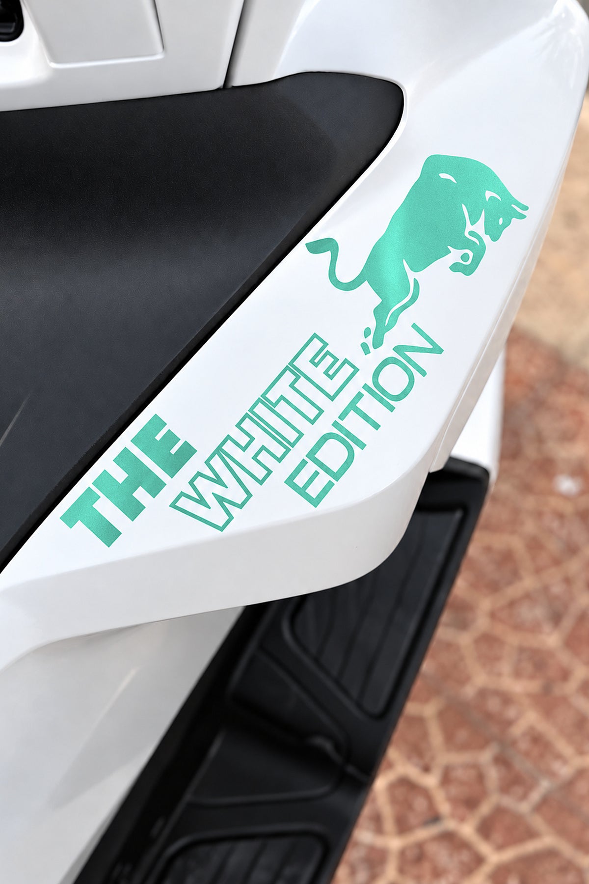 Honda PCX için The White Edition Boğa Enerji Sticker Etiket (1 Adet)