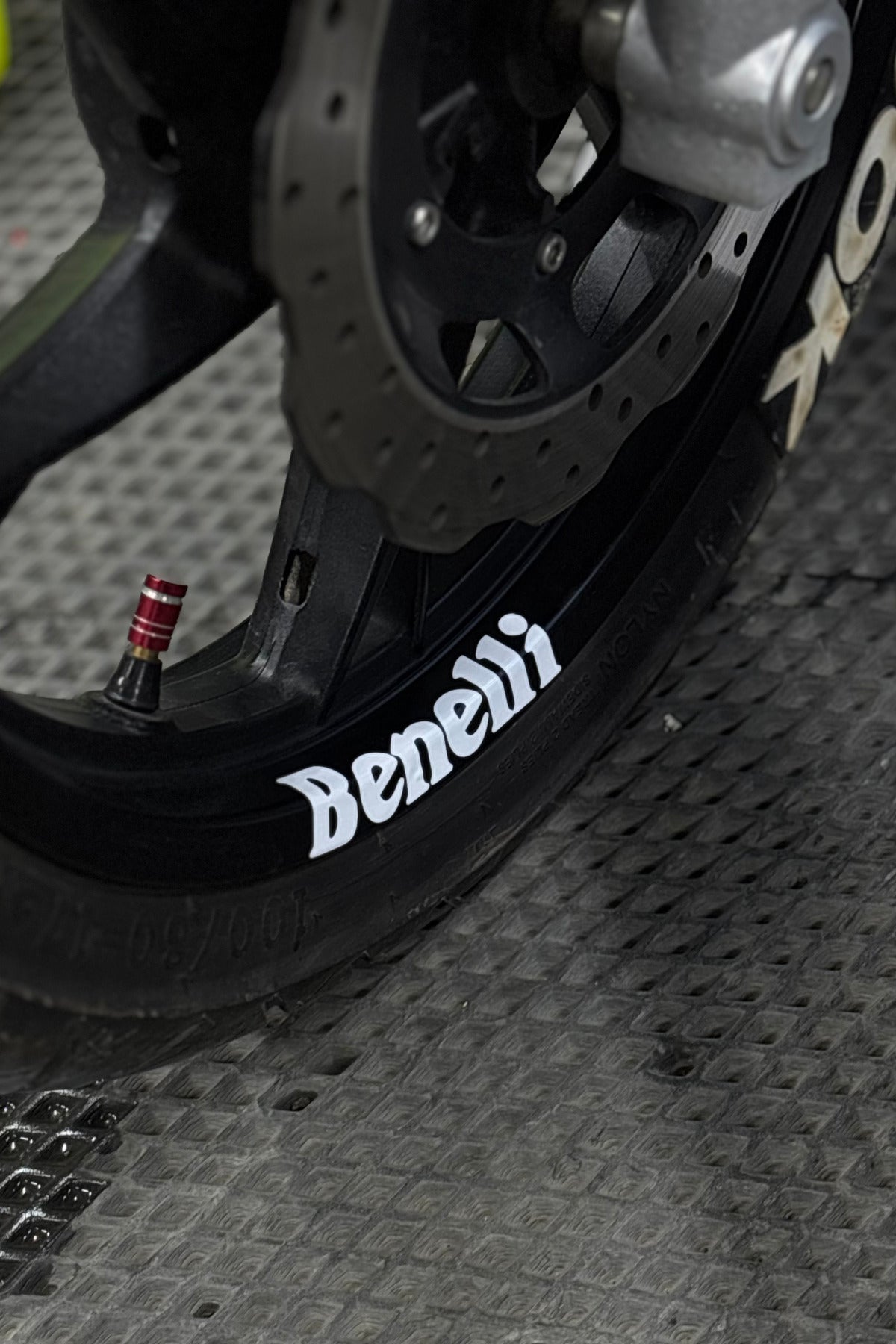 Benelli Motor Grubu için Benelli Jant içi Yazı Sticker Seti (4 Parça)