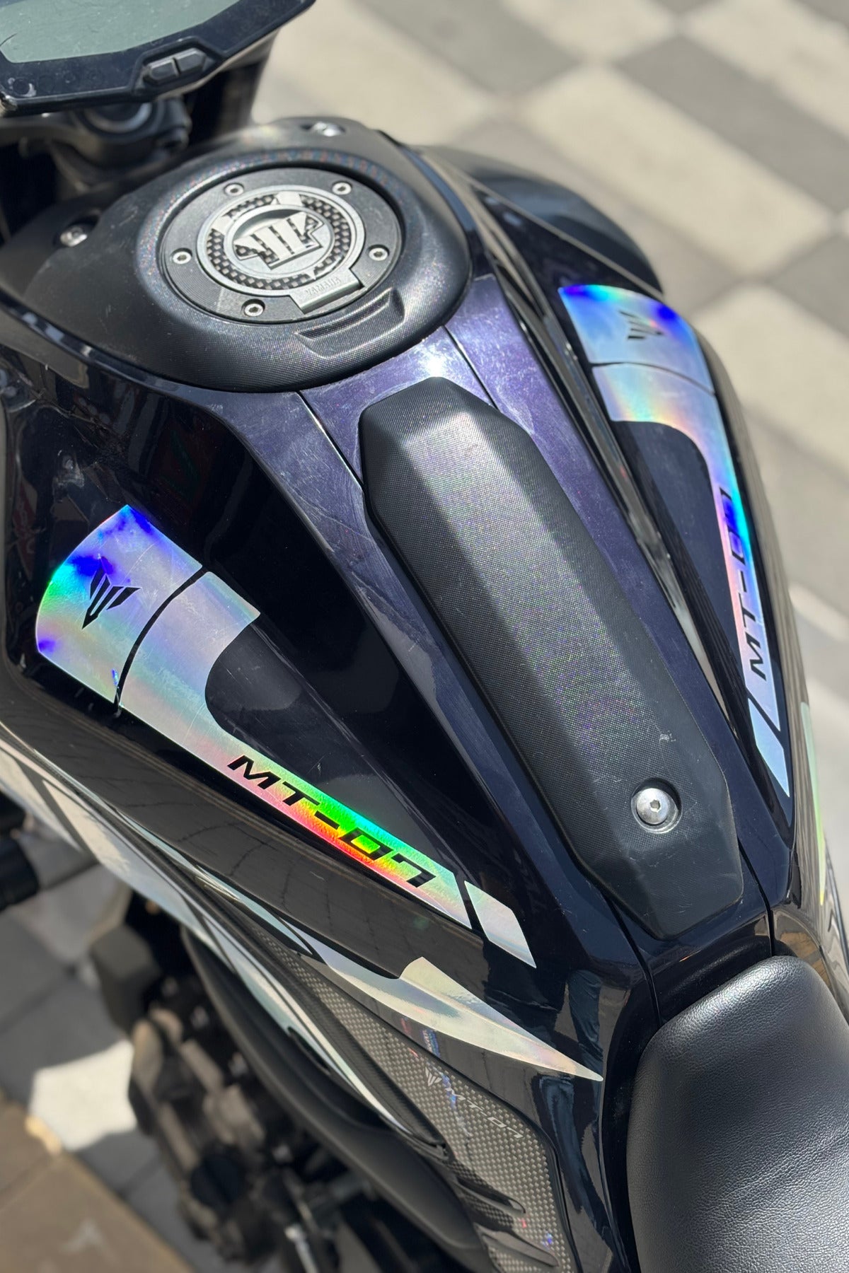 Yamaha MT-07 Grubu için Hologramlı Depo Kenar Şerit Detay Sticker (2 Parça)