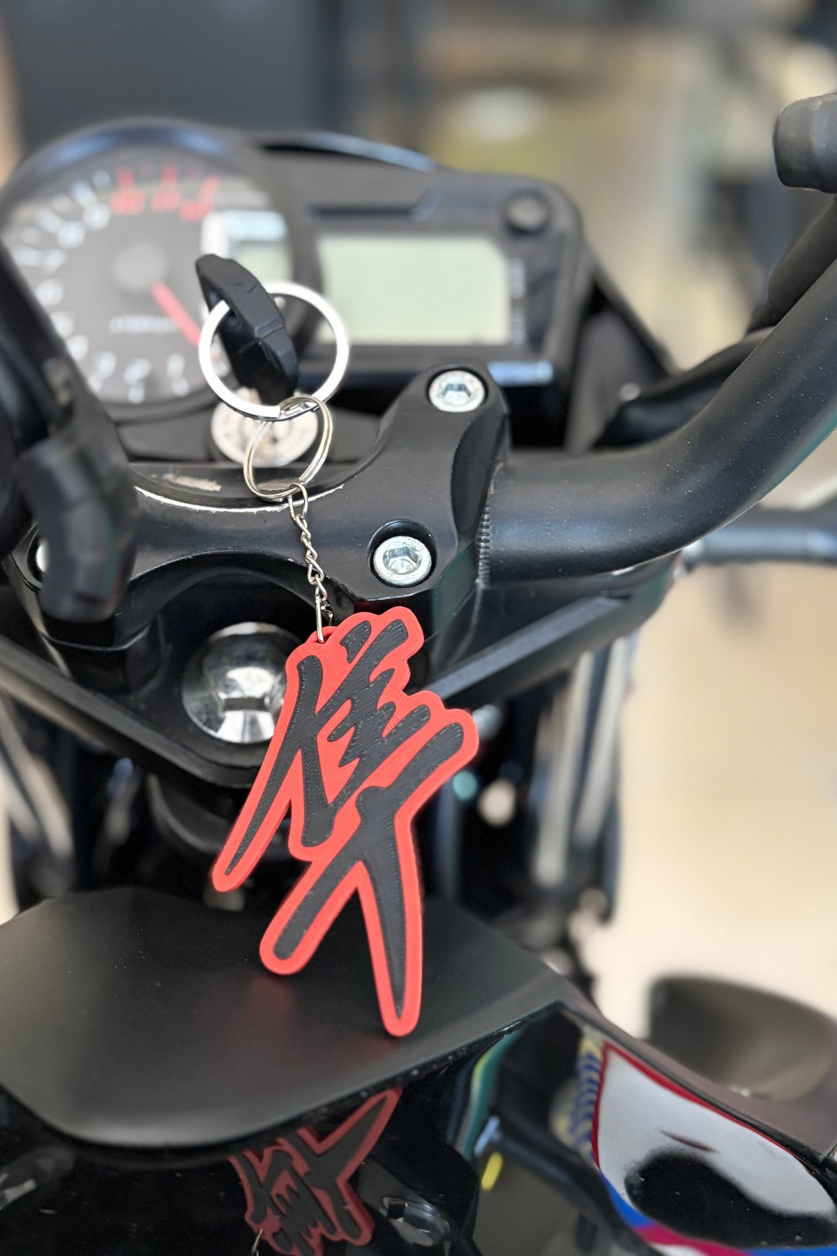 Motor için Japonca Yazılı Hayabusa Logolu Anahtarlık