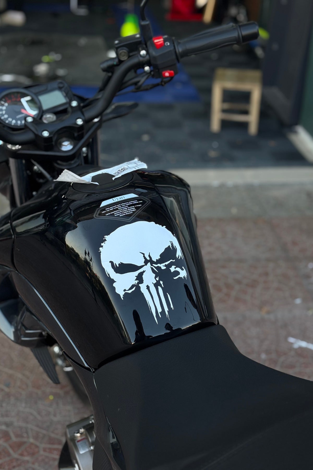 Motosiklet için Beyaz Renk Desenli Punisher Sticker Etiket (20CM)