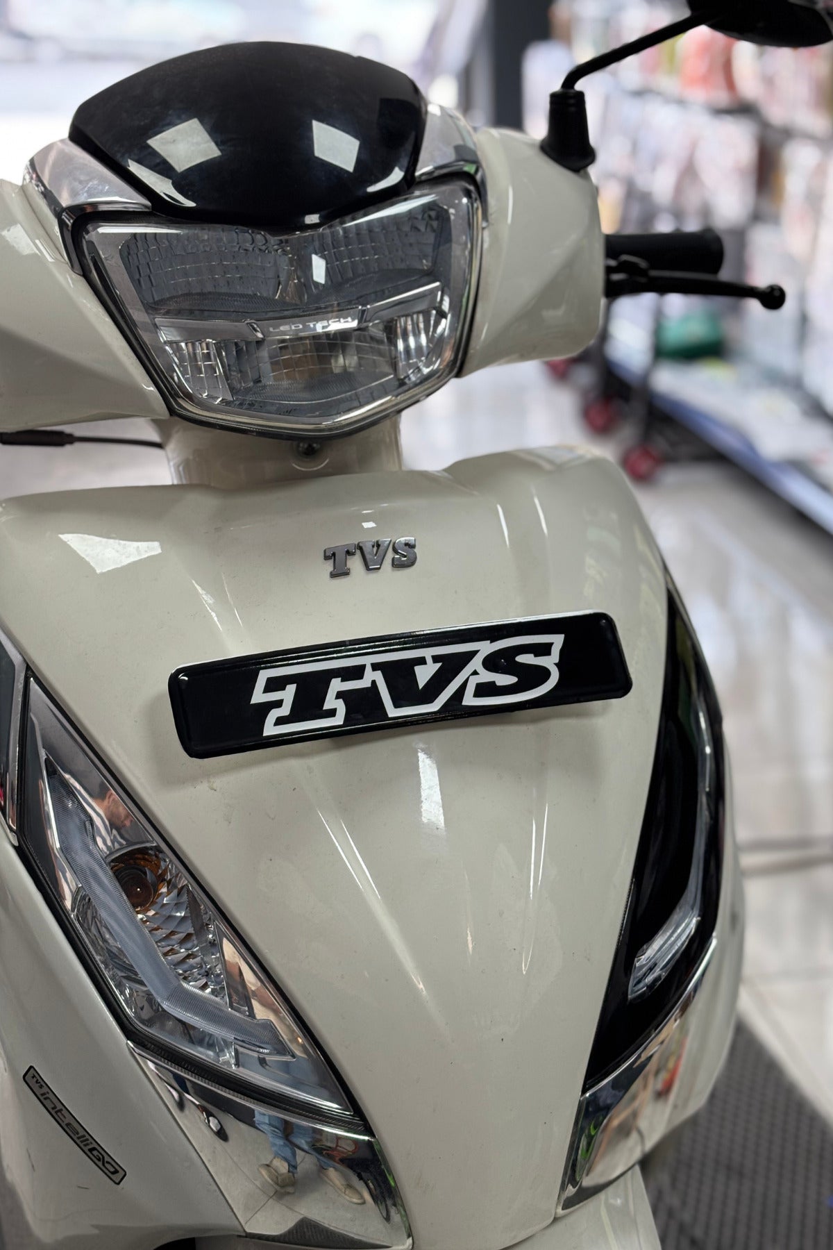 TVS Jupiter Ön Plakalık için Siyah Kaplamalı TVS Yazı Sticker Etiket (1 Adet)