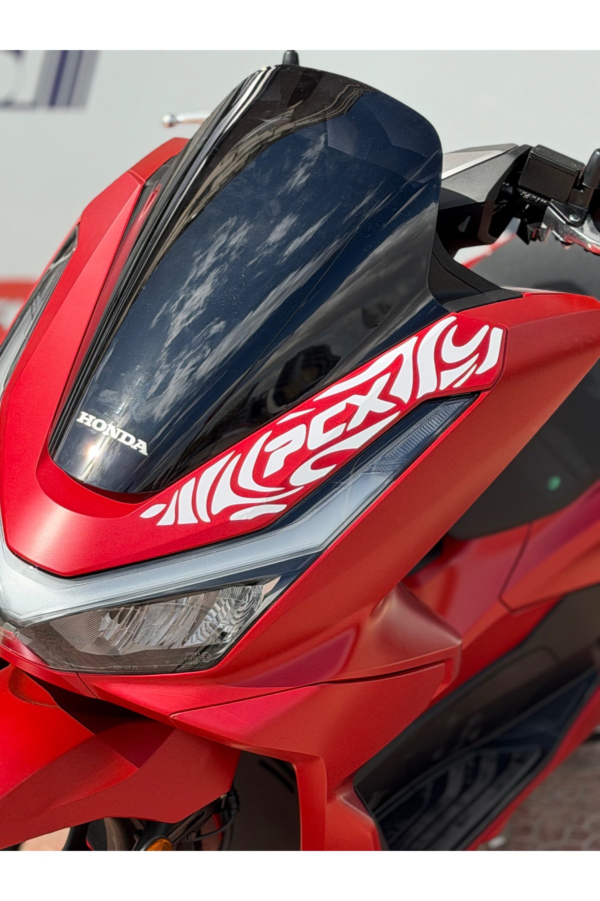 Honda PCX Deluxe için Ön Panel PCX Yazılı Tribal Yazı Dövme Sticker (2025-2026 Uyumlu)