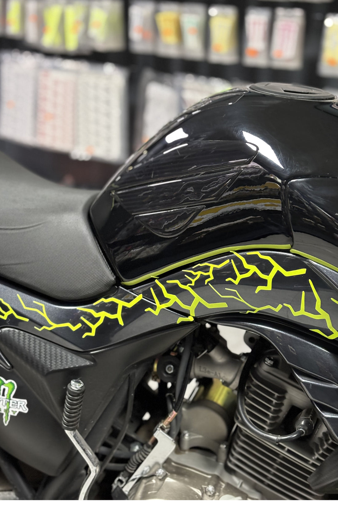 Motor ve Kask için Neon Sarı Yıldırım Şimşek Sticker Seti (8 Parça)