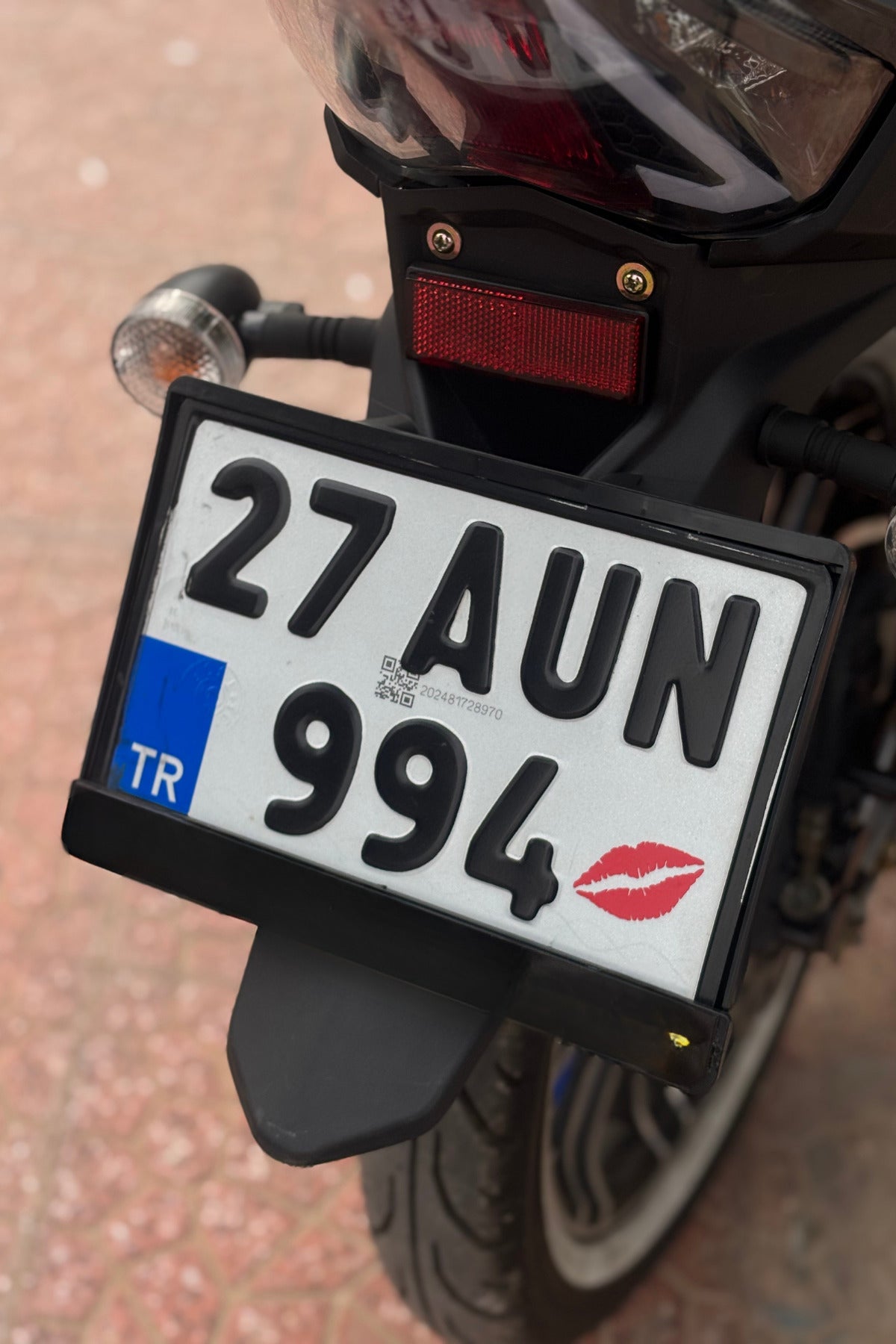 Motosiklet Plakalığı için Kırmızı Renk Dudak Öpücük Sticker (5CM)