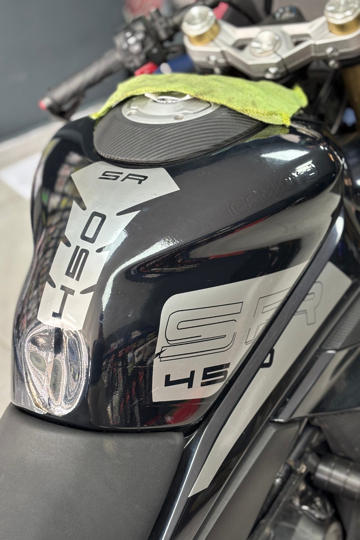CFMOTO 450SR için Gri Renk Depo Sağ-Sol ve Orta için Çizilme Önleyici Sticker (3 Parça)