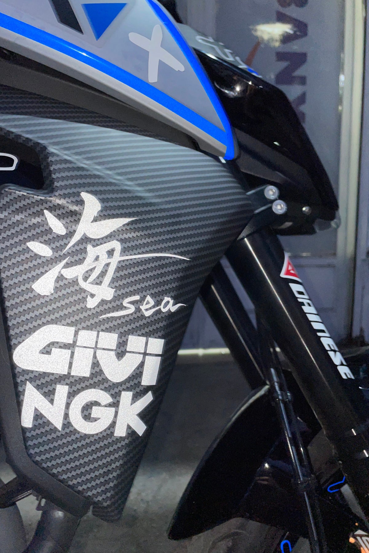 CF MOTO NK250 için Beyaz Reflektörlü Gece Parlayan Sponsor Kaplama (1 Adet)