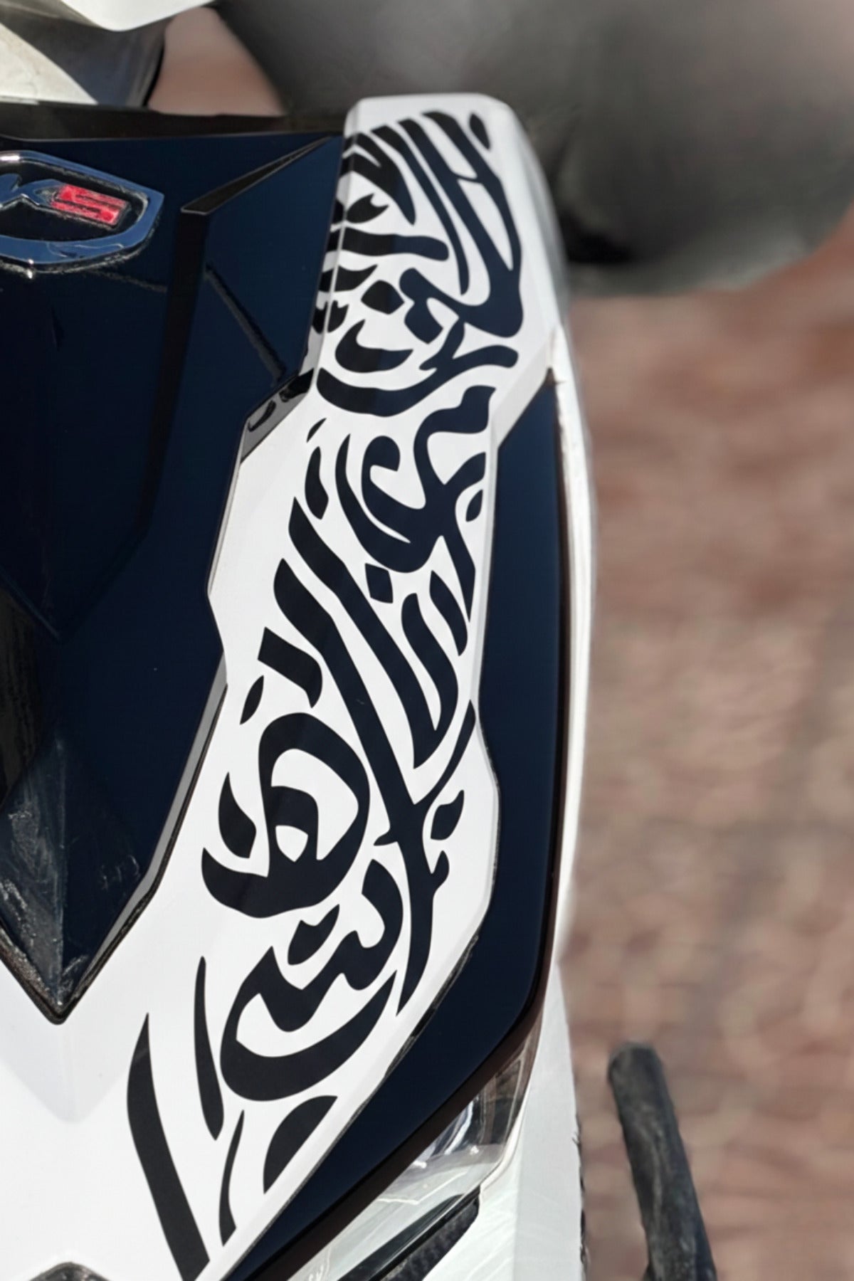 RKS VRS125 Uyumlu Far Üstü Tribal Kaligraf Sticker Etiket (Kesme Biçmesiz Tam Uyumlu)