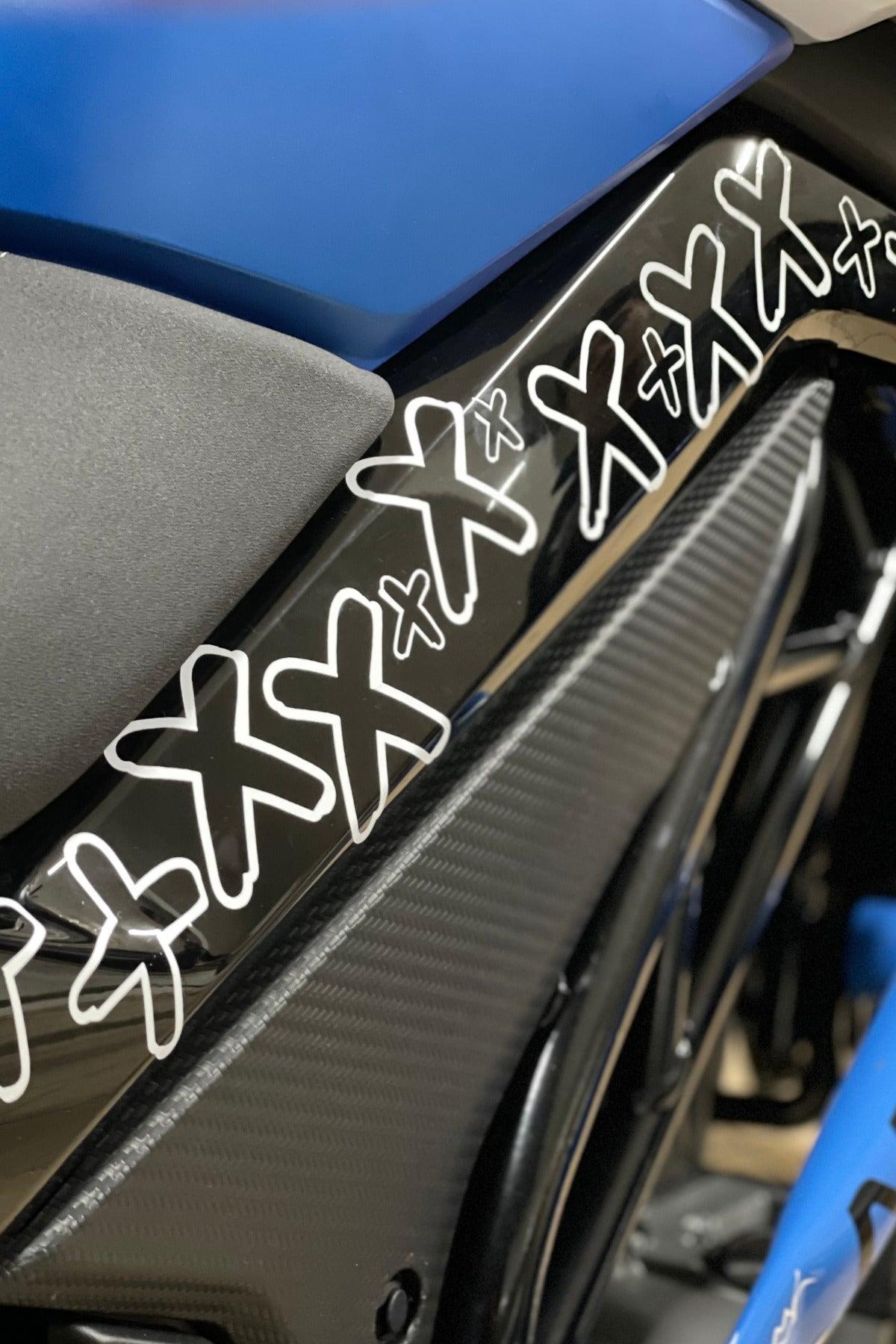 Motor ve Kask için Beyaz Renk XXX Sticker Etiket (24'lü Set )