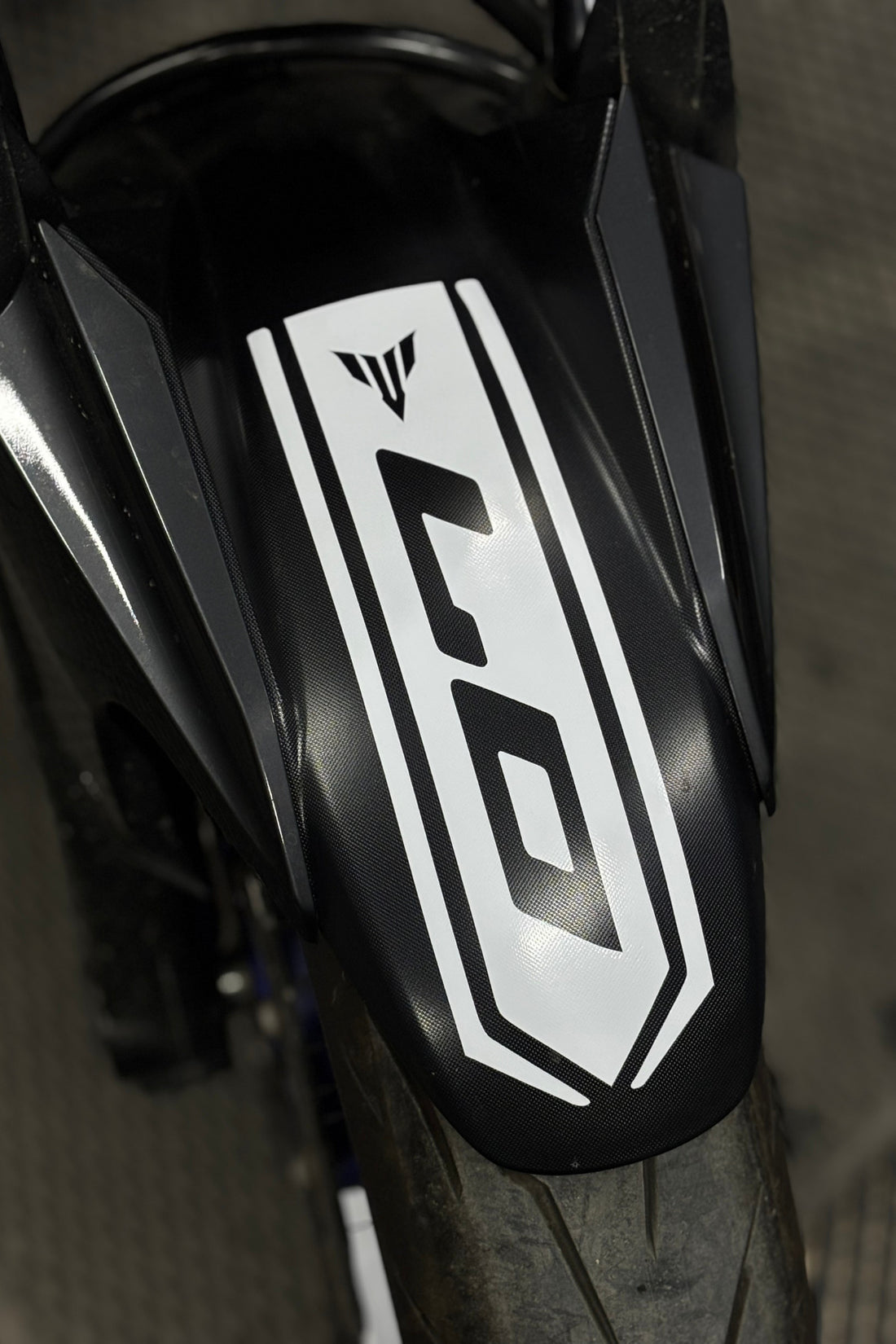 Yamaha MT-07 için Beyaz Renk Çamurluk Sticker Etiket