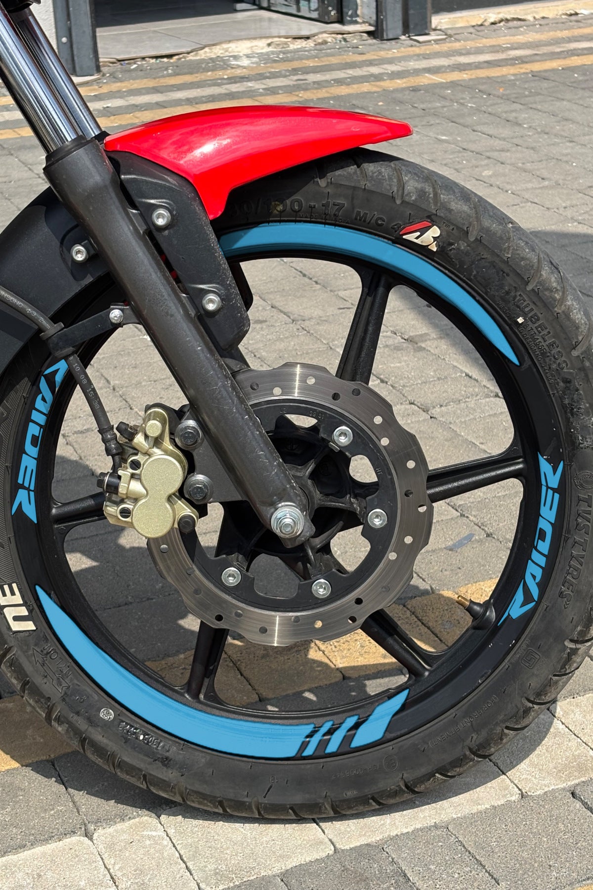 TVS Raider 125 için Kalın Kesikli + Raider Yazılı Jant Şeridi (Ön-Arka-Sağ-Sol)