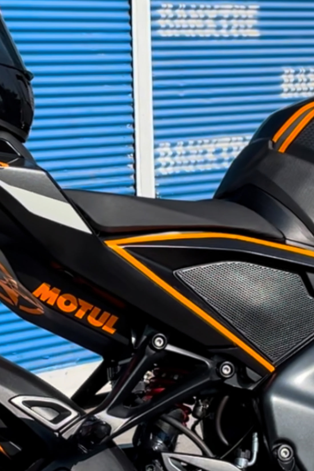 Araba-Kask-Motor için Orafol Neon Turuncu Motul Sticker Etiket 12CMx4CM (1 Adet)