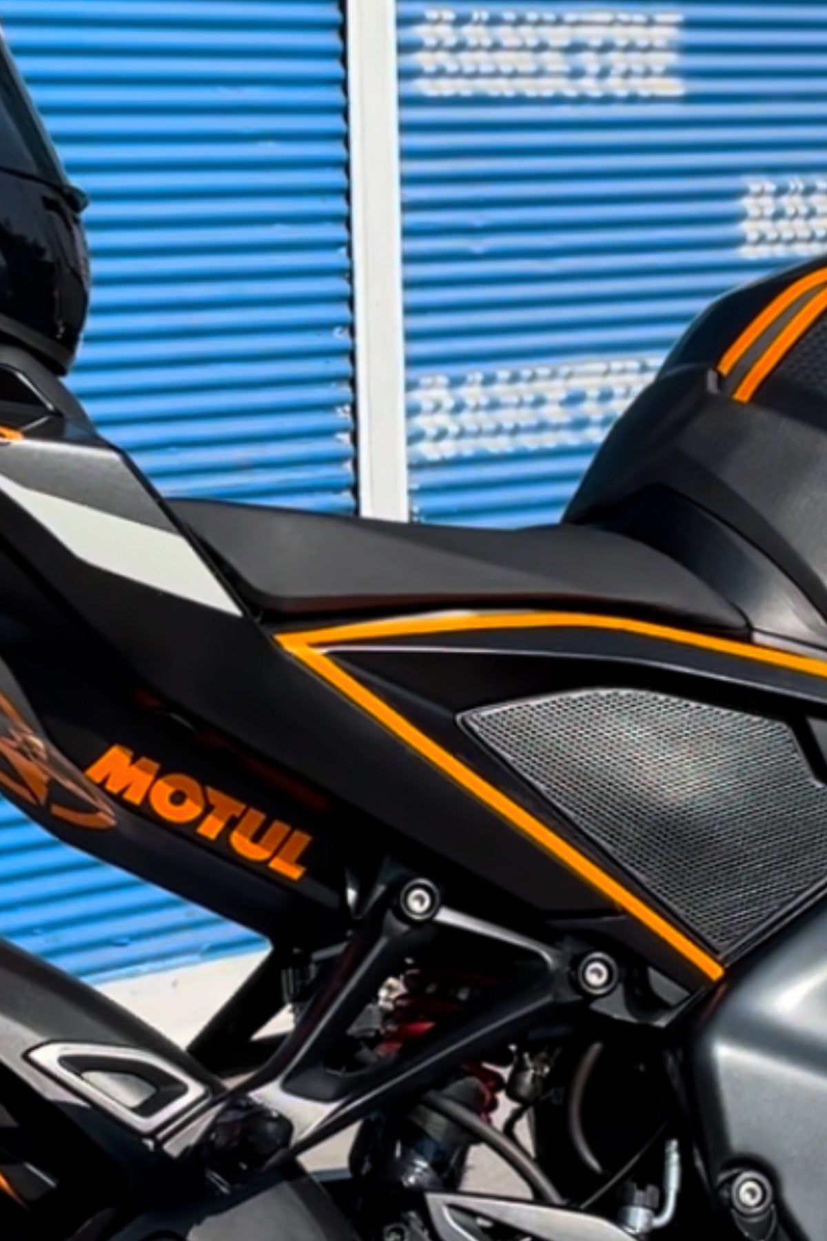 Araba-Kask-Motor için Orafol Neon Turuncu Motul Sticker Etiket 12CMx4CM (1 Adet)