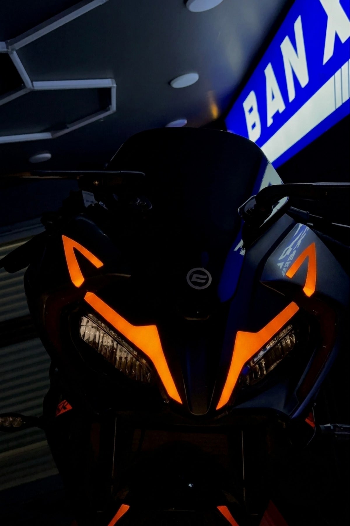 CFMOTO SR250 için Reflektörlü Far Kaşı Sticker Etiket Seti